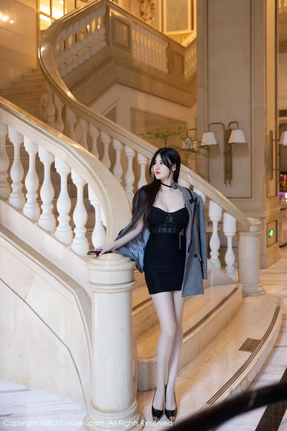 秀人集.com_[XiuRen秀人网]No.6049_模特诗诗kiki脱黑色吊带连衣短裙露粉色内衣秀丰满身材诱惑写真70P