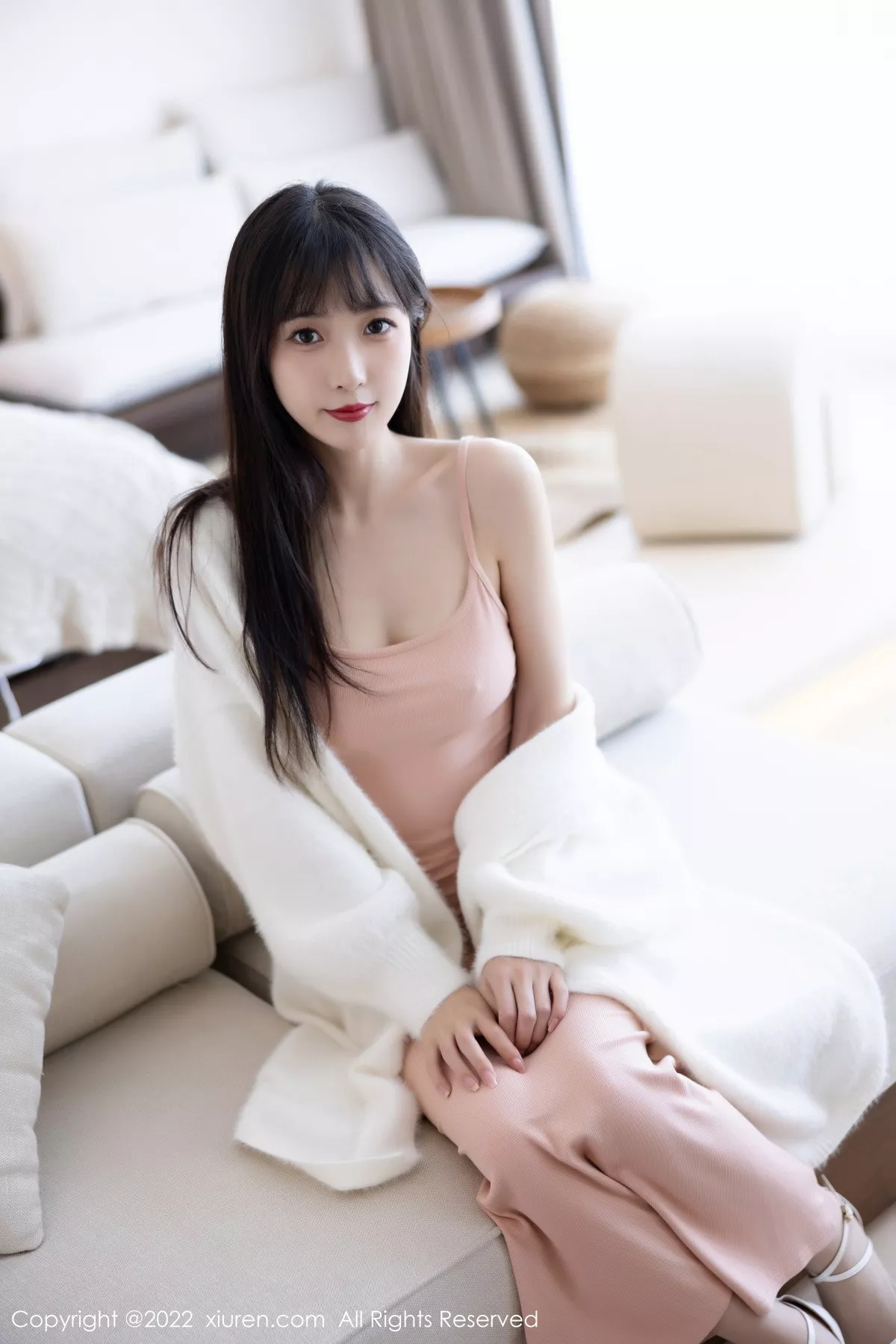 秀人集.com_[XiuRen秀人网]No.6052_模特林星阑脱白色长外套露淡红色吊带长裙配原色丝袜迷人写真82P