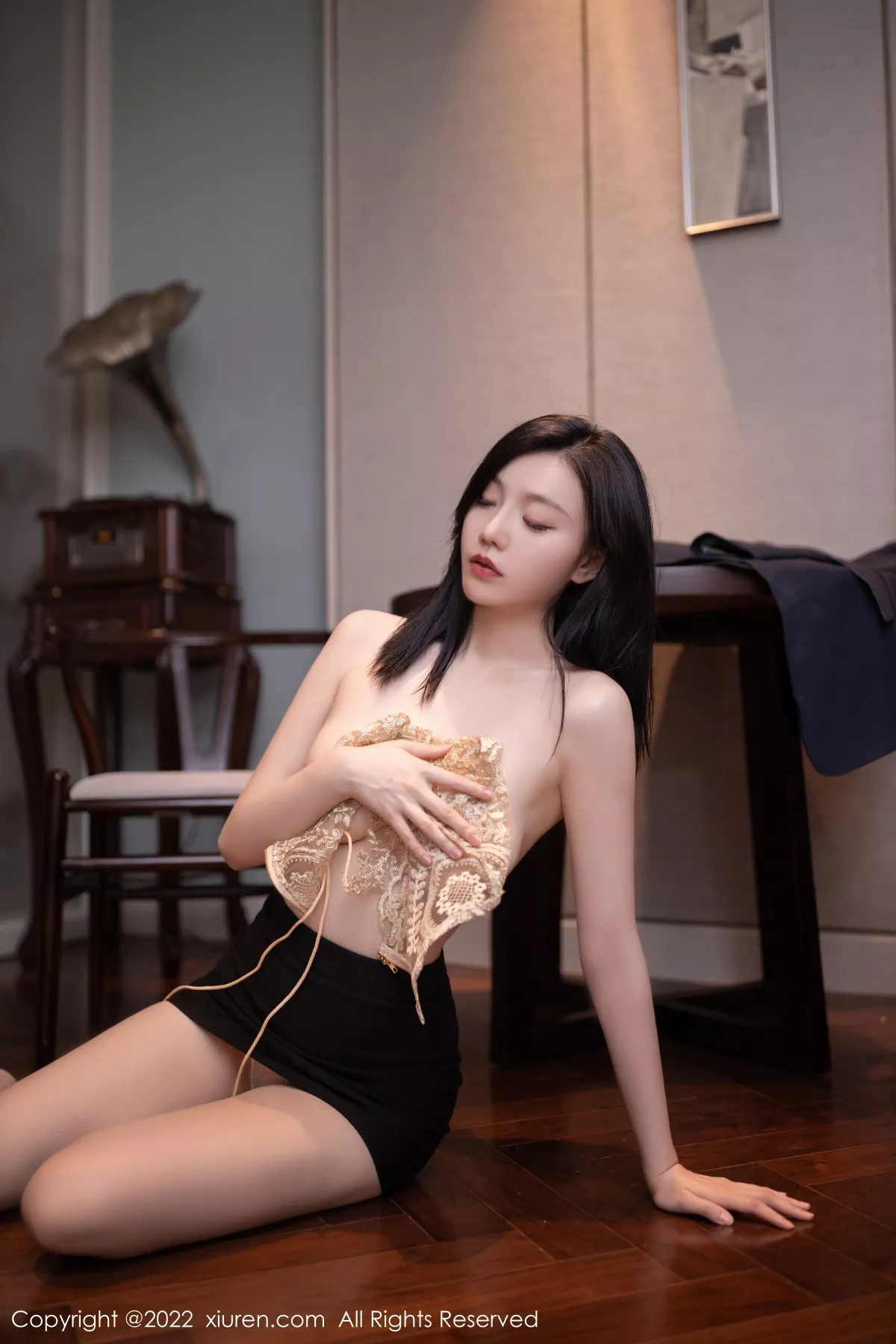 秀人集.com_[XiuRen秀人网]No.6051_模特安然anran半脱外衣露缕空金色蕾丝内衣秀惹火身材诱惑写真81P