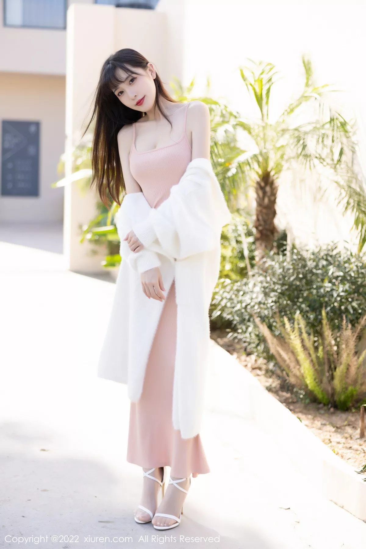 秀人集.com_[XiuRen秀人网]No.6052_模特林星阑脱白色长外套露淡红色吊带长裙配原色丝袜迷人写真82P