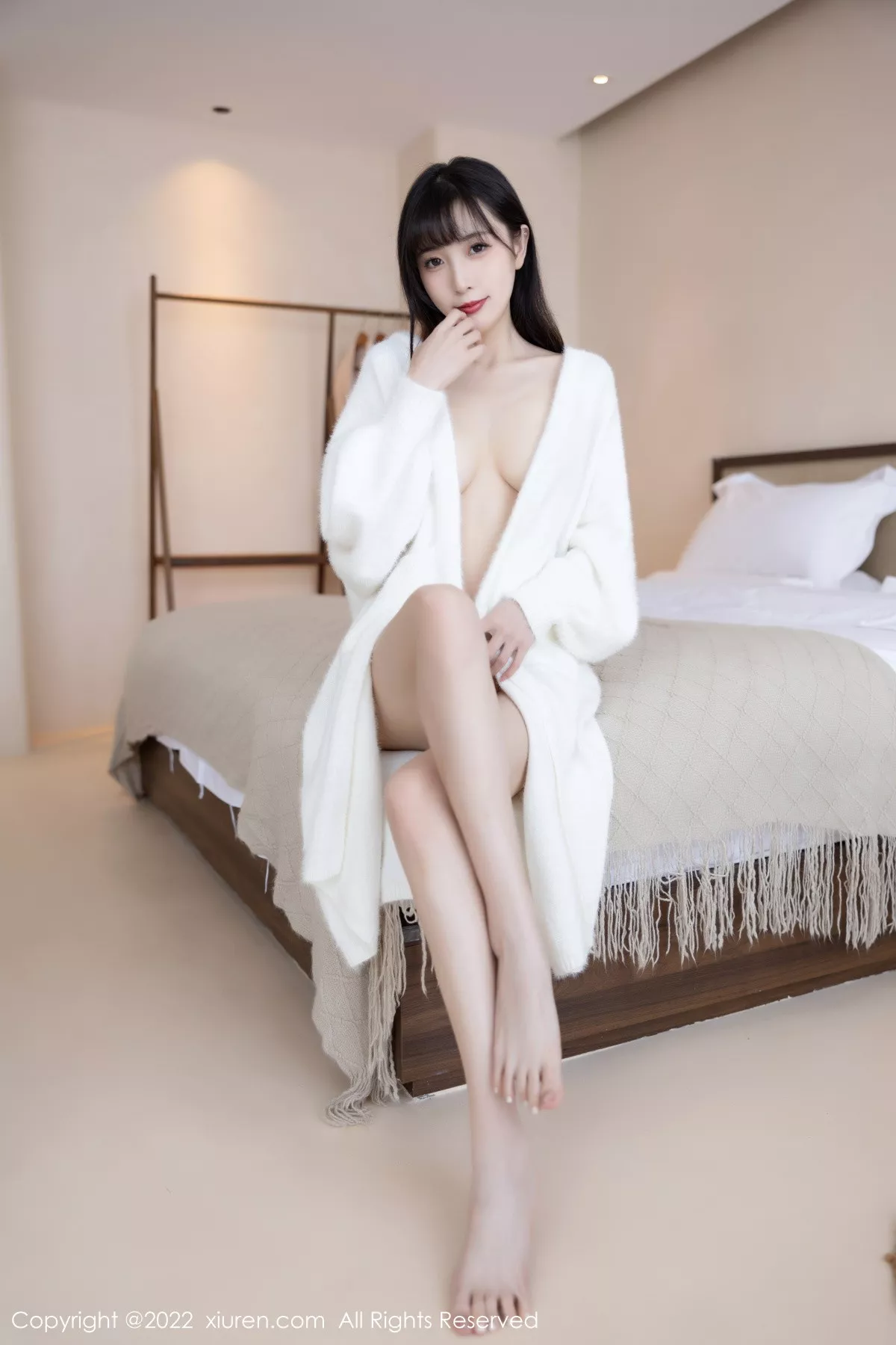 秀人集.com_[XiuRen秀人网]No.6052_模特林星阑脱白色长外套露淡红色吊带长裙配原色丝袜迷人写真82P