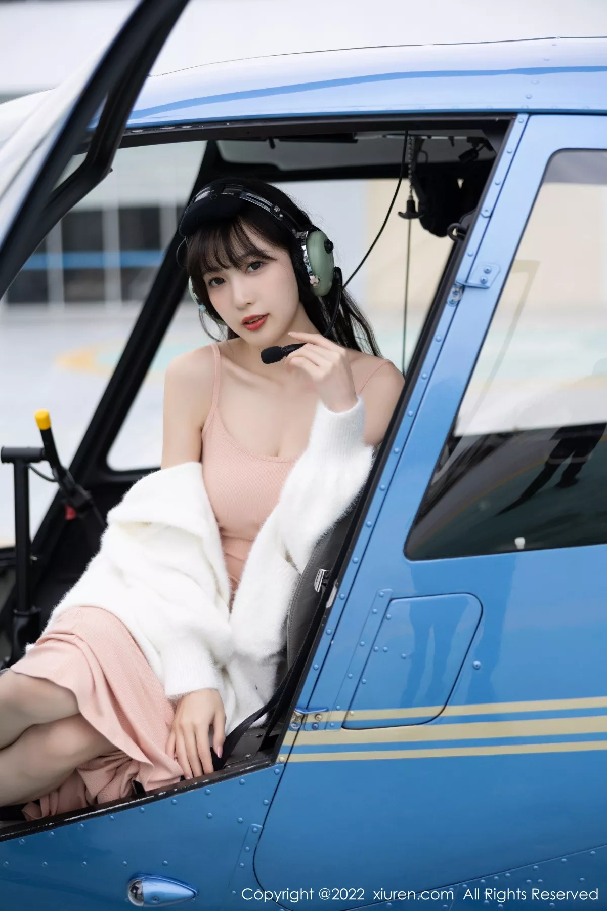 秀人集.com_[XiuRen秀人网]No.6052_模特林星阑脱白色长外套露淡红色吊带长裙配原色丝袜迷人写真82P