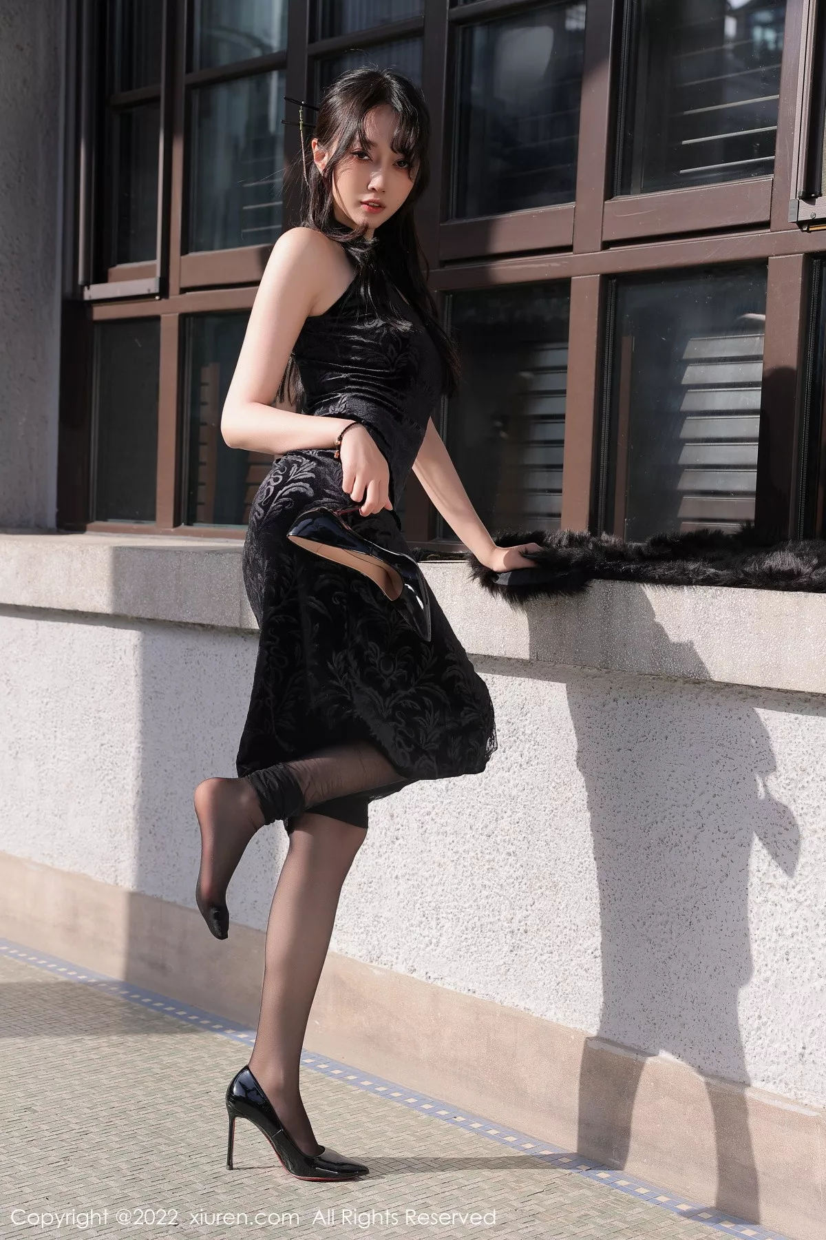 秀人集.com_[XiuRen秀人网]No.6050_模特玥儿玥er性感黑色露肩旗袍配超薄黑丝秀曼妙身姿迷人写真62P