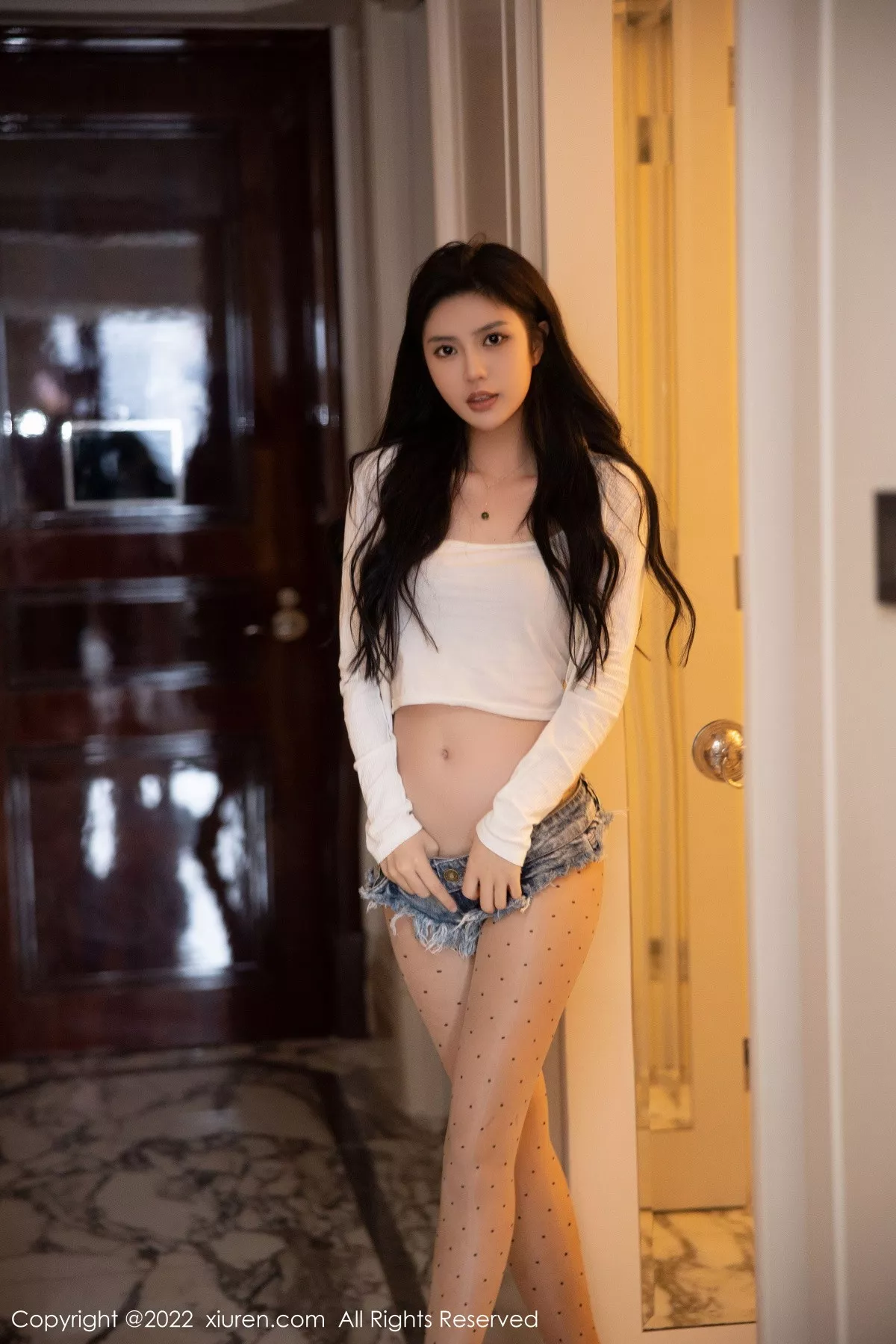 秀人集.com_[XiuRen秀人网]No.6047_模特浅浅Danny白色上衣配牛仔超短裤秀闪亮肉丝时尚迷人写真87P