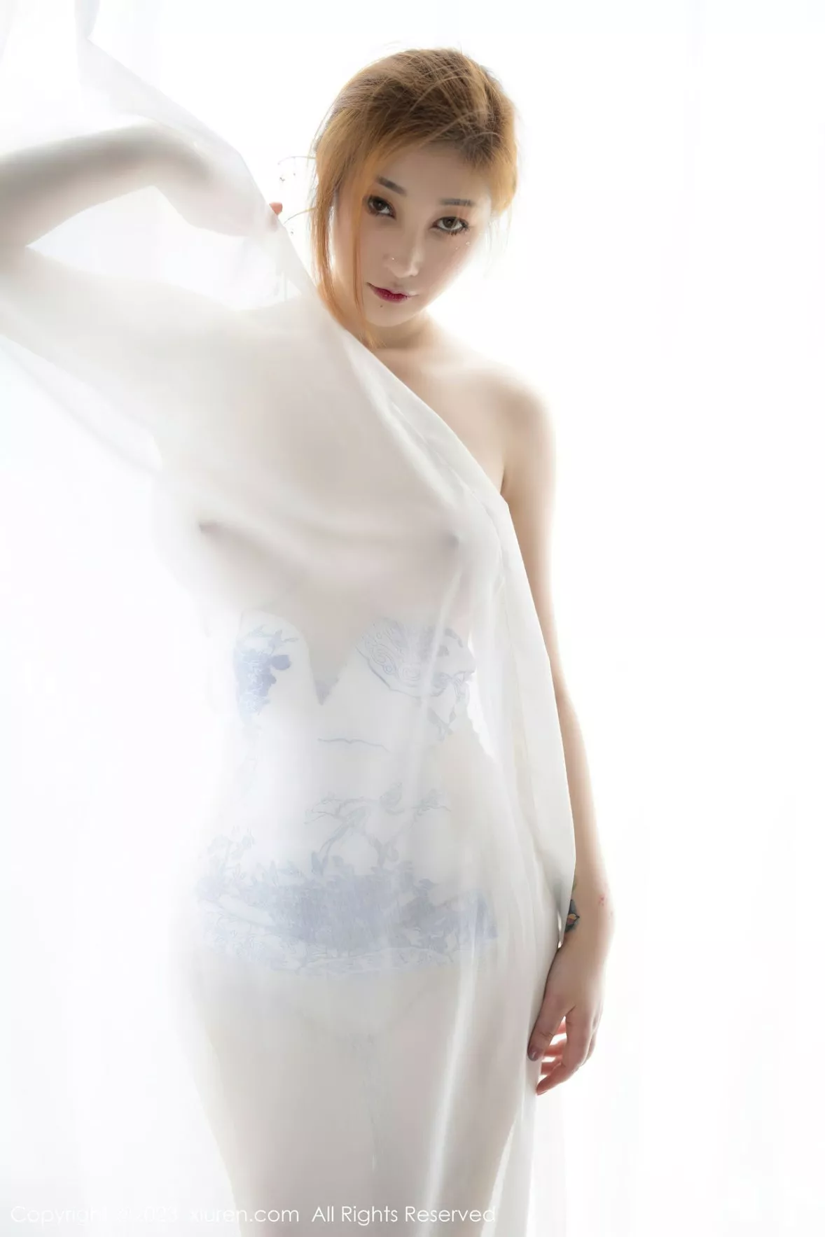 秀人集.com_[XiuRen秀人网]No.6199_女神妲己_Toxic白色轻透青花露肩服饰低胸秀丰满身材诱惑写真62P