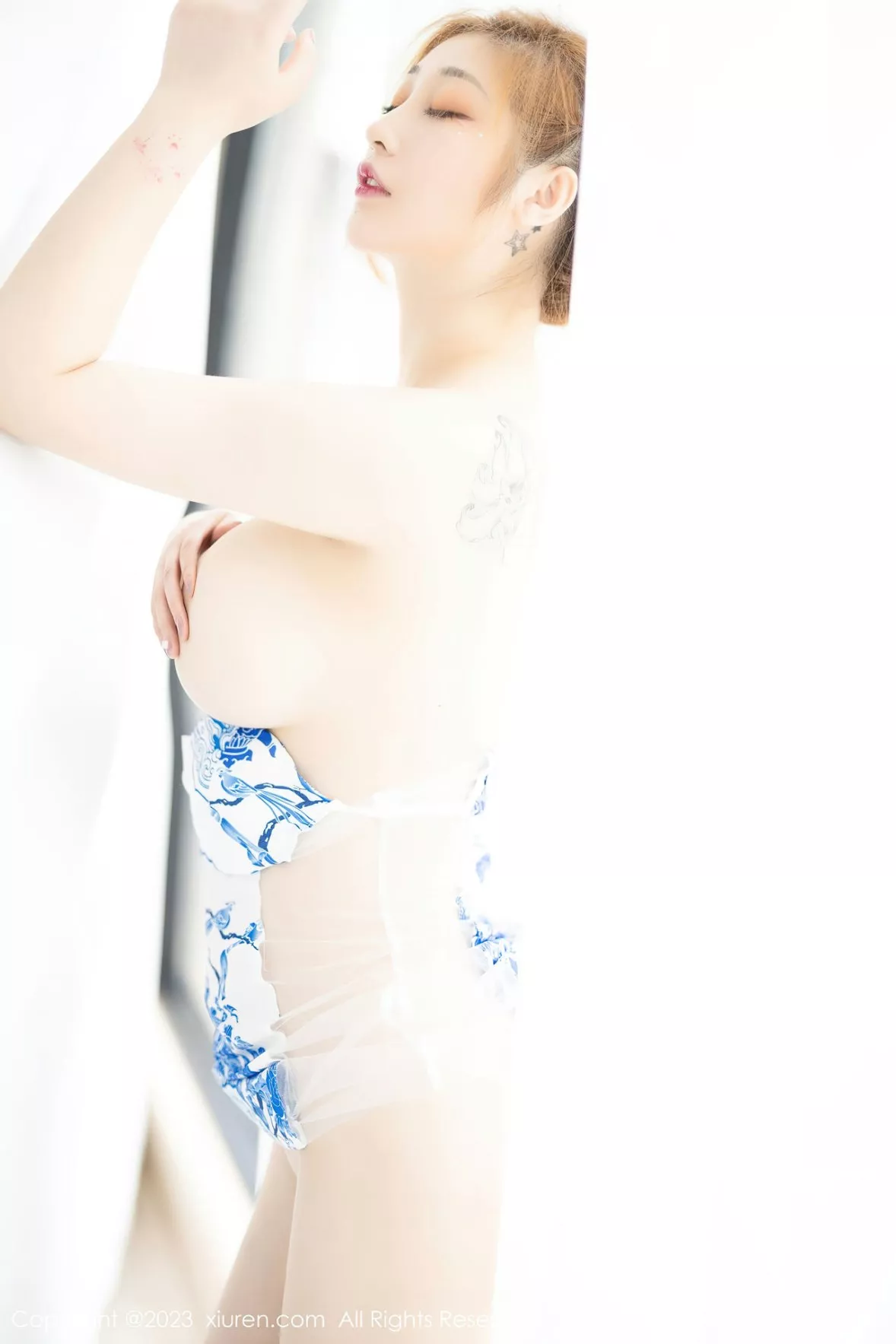 秀人集.com_[XiuRen秀人网]No.6199_女神妲己_Toxic白色轻透青花露肩服饰低胸秀丰满身材诱惑写真62P