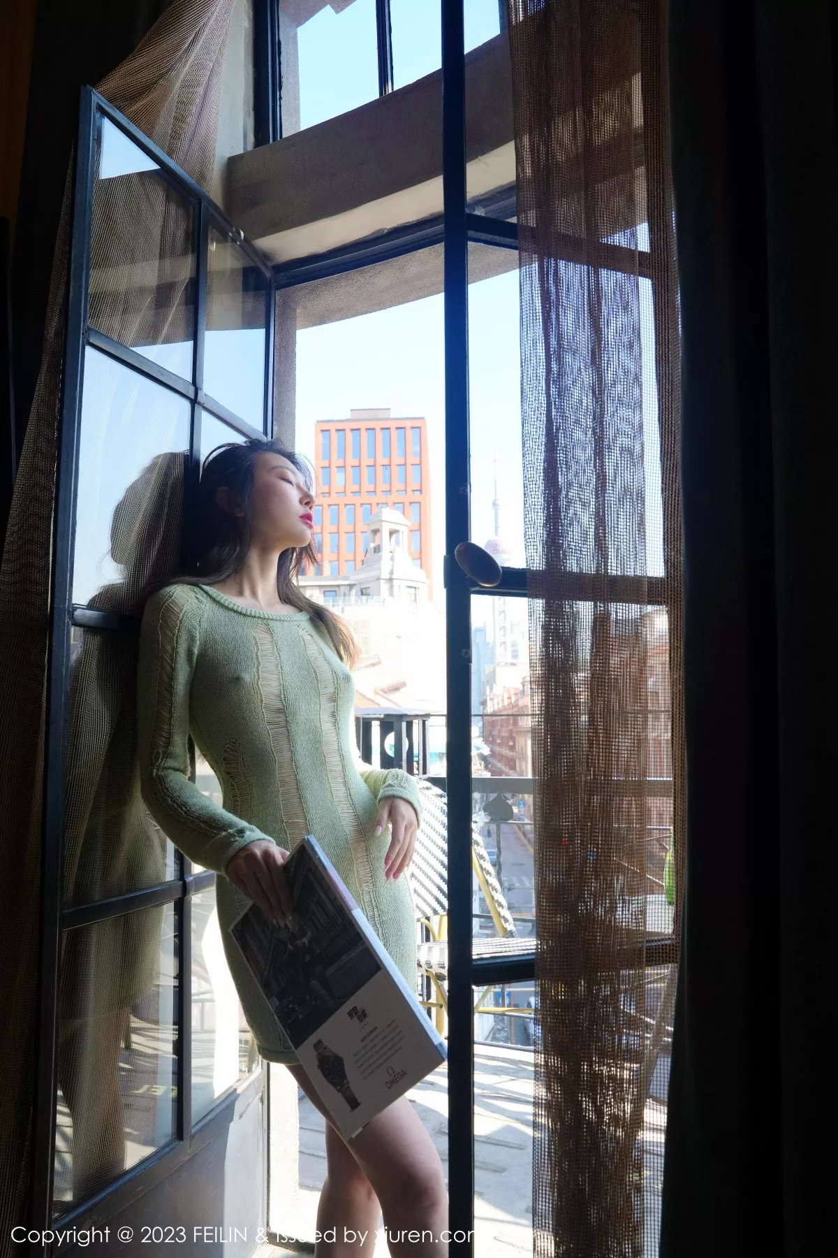 秀人集.com_[FeiLin嗲囡囡]VOL.462_女神冯木木LRIS酒店场景浅绿薄透上衣半脱秀惹火身材迷人写真79P