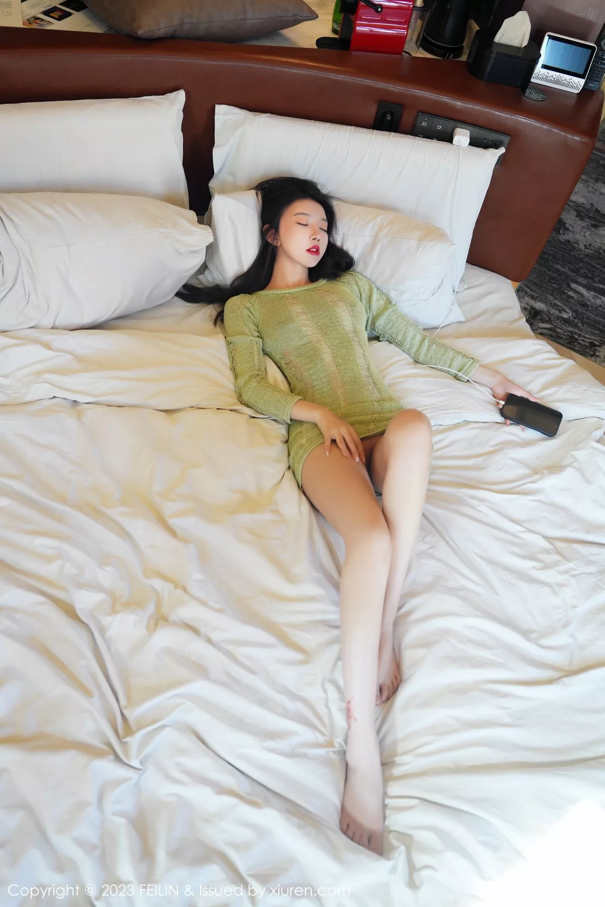 秀人集.com_[FeiLin嗲囡囡]VOL.462_女神冯木木LRIS酒店场景浅绿薄透上衣半脱秀惹火身材迷人写真79P