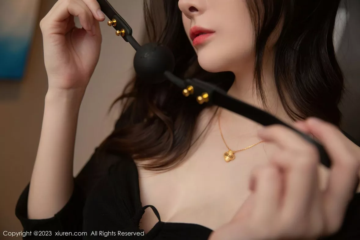 秀人集.com_[XiuRen秀人网]No.6204_模特是小逗逗性感黑色服饰配黑丝袜半脱秀曼妙身姿迷人写真89P