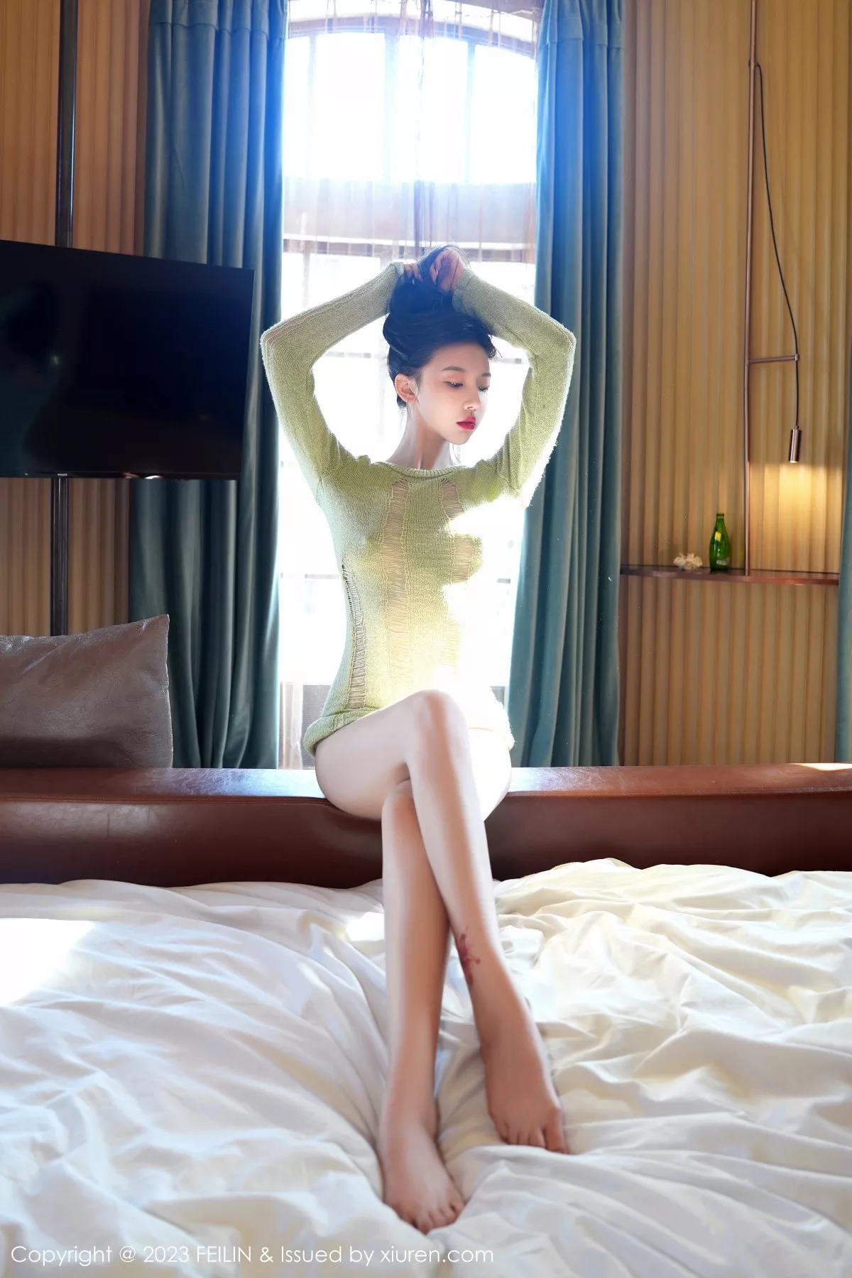 秀人集.com_[FeiLin嗲囡囡]VOL.462_女神冯木木LRIS酒店场景浅绿薄透上衣半脱秀惹火身材迷人写真79P