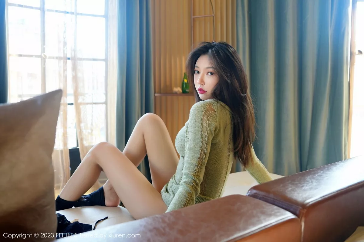 秀人集.com_[FeiLin嗲囡囡]VOL.462_女神冯木木LRIS酒店场景浅绿薄透上衣半脱秀惹火身材迷人写真79P