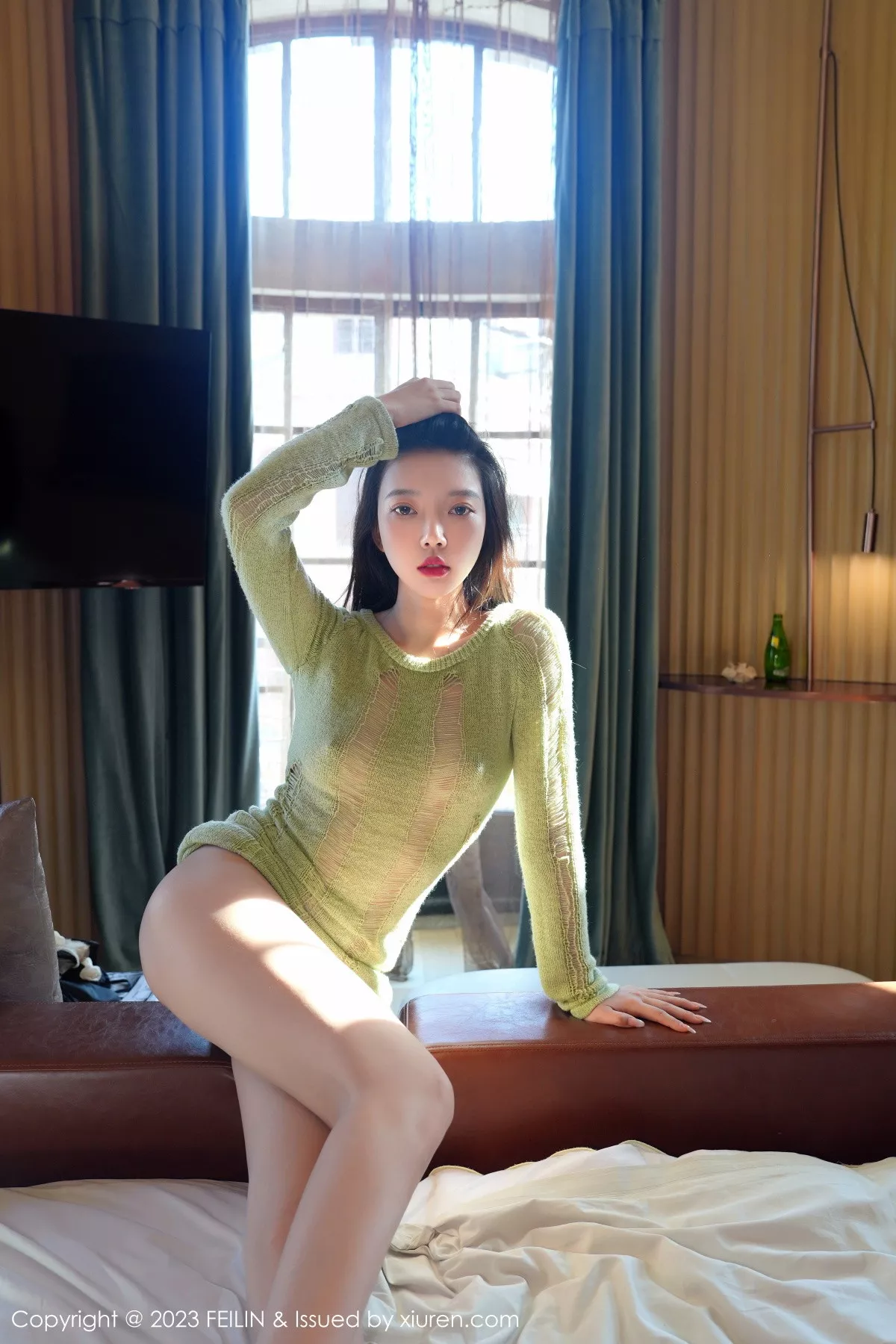 秀人集.com_[FeiLin嗲囡囡]VOL.462_女神冯木木LRIS酒店场景浅绿薄透上衣半脱秀惹火身材迷人写真79P