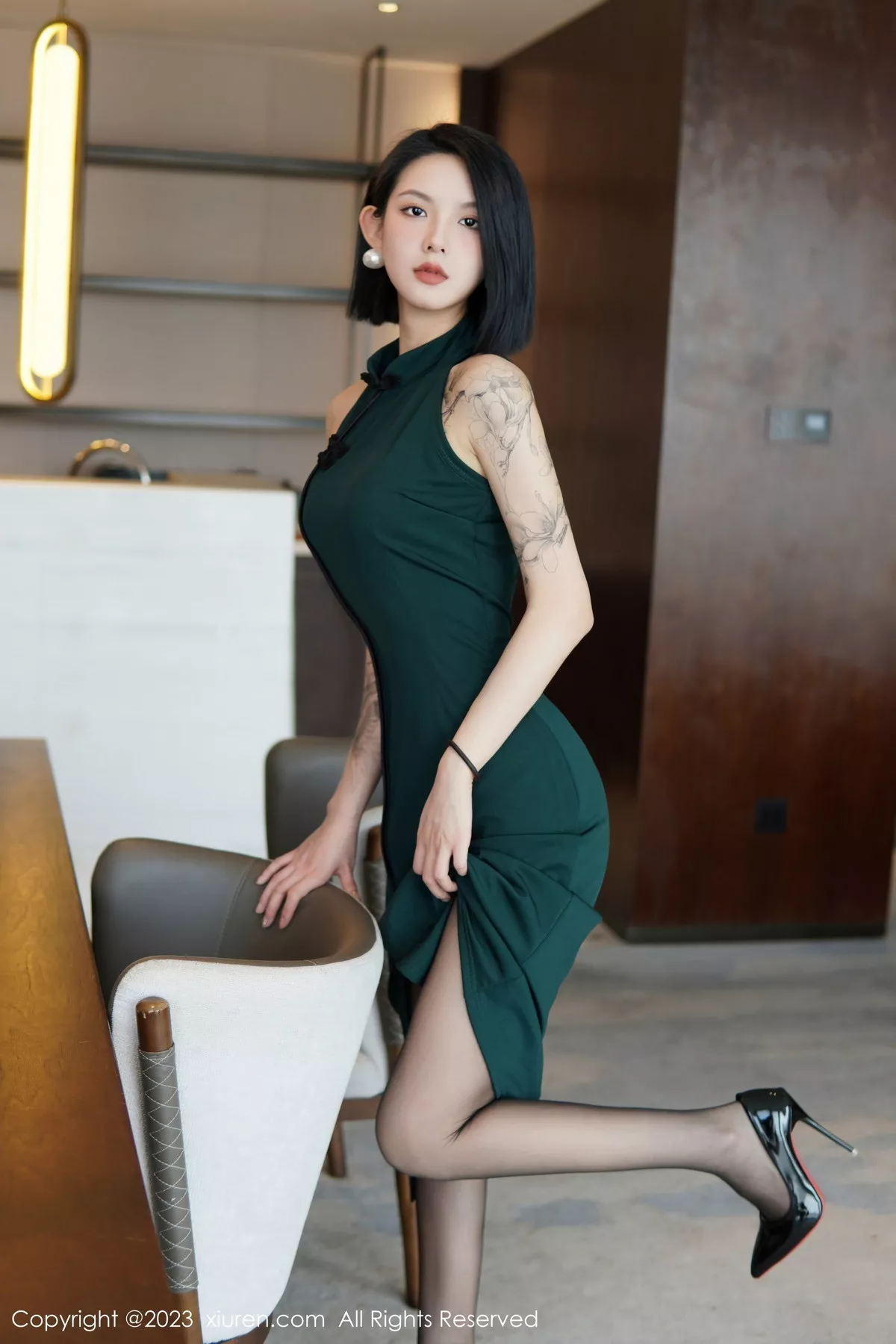 秀人集.com_[XiuRen秀人网]No.6205_模特乔一一脱深绿色旗袍服露性感黑色内衣配开档黑丝诱惑写真84P