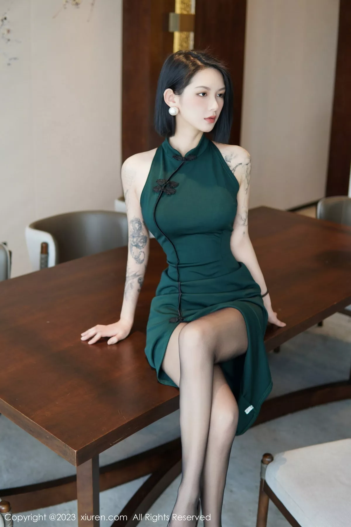 秀人集.com_[XiuRen秀人网]No.6205_模特乔一一脱深绿色旗袍服露性感黑色内衣配开档黑丝诱惑写真84P