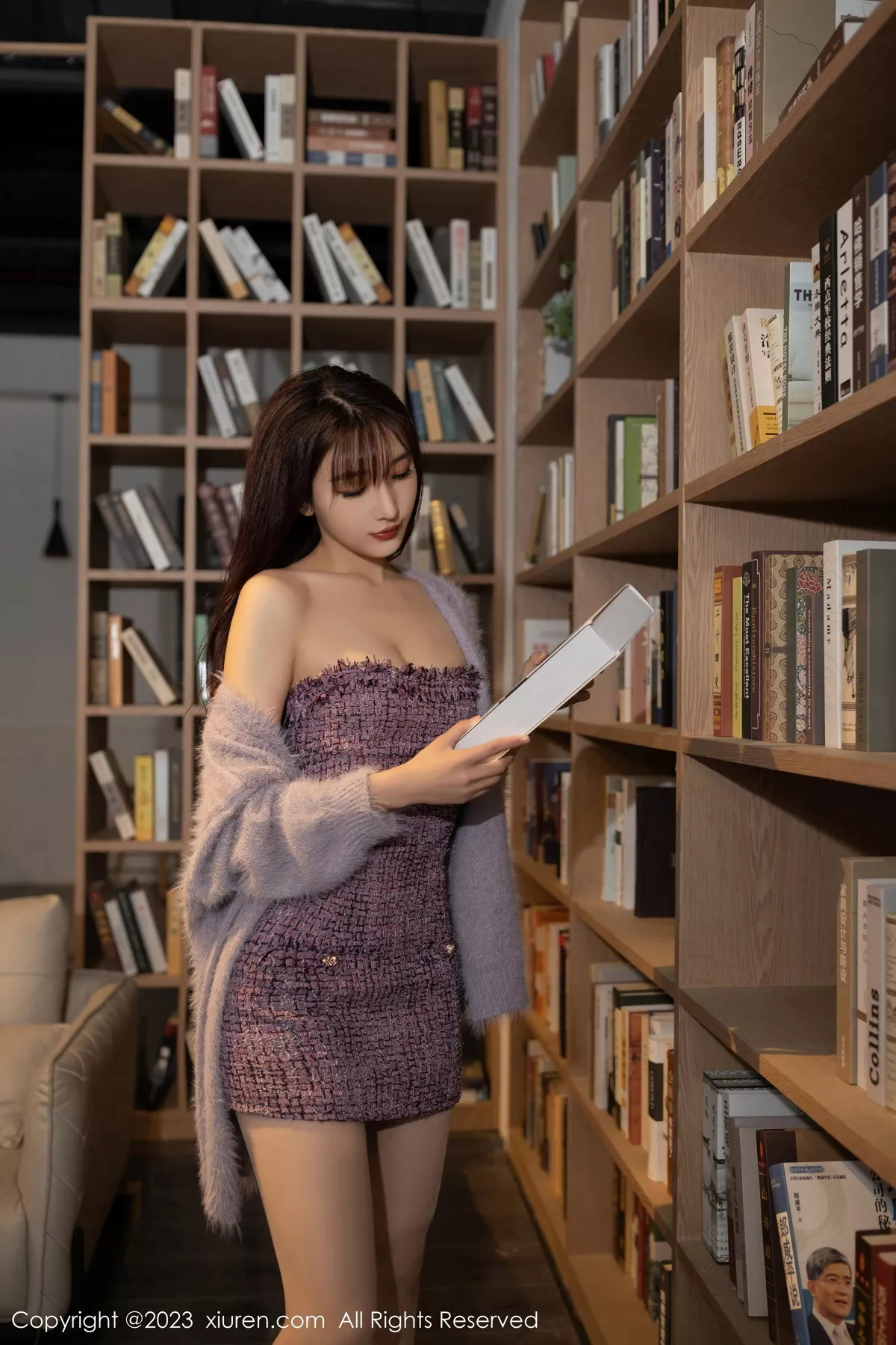 秀人集.com_[XiuRen秀人网]No.6209_模特陆萱萱图书馆场景紫色露肩连衣短裙配超薄肉丝完美诱惑写真81P