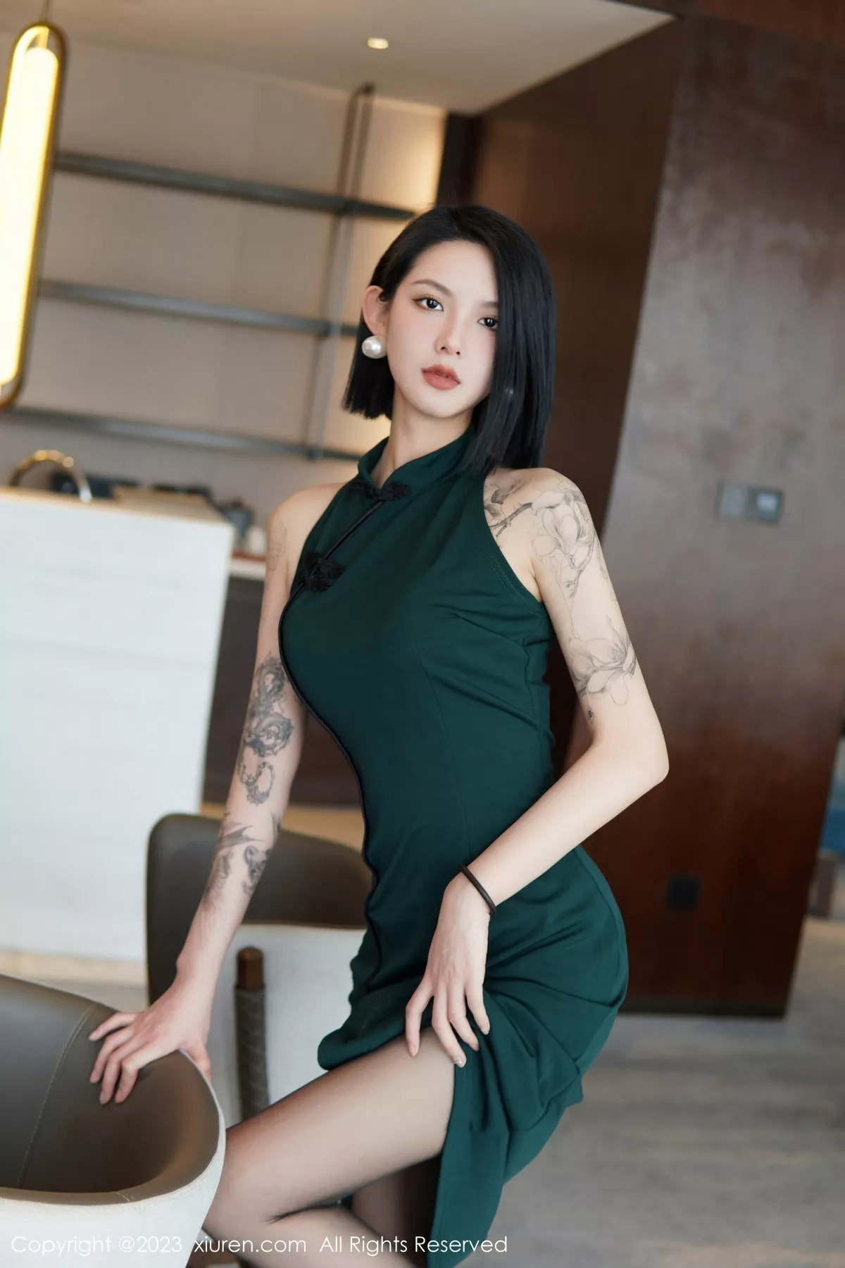 秀人集.com_[XiuRen秀人网]No.6205_模特乔一一脱深绿色旗袍服露性感黑色内衣配开档黑丝诱惑写真84P