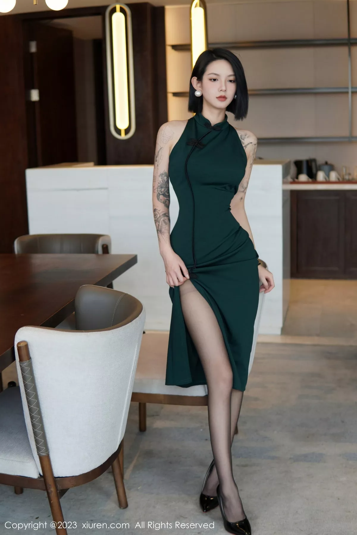 秀人集.com_[XiuRen秀人网]No.6205_模特乔一一脱深绿色旗袍服露性感黑色内衣配开档黑丝诱惑写真84P