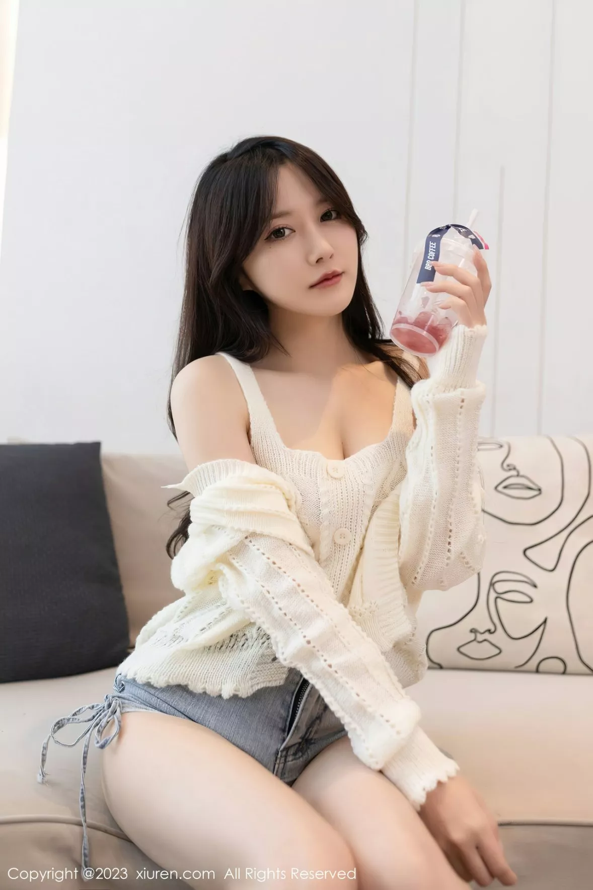 秀人集.com_[XiuRen秀人网]No.6216_模特鱼子酱Fish白上衣配性感牛仔短裤半脱秀完美身材诱惑写真78P