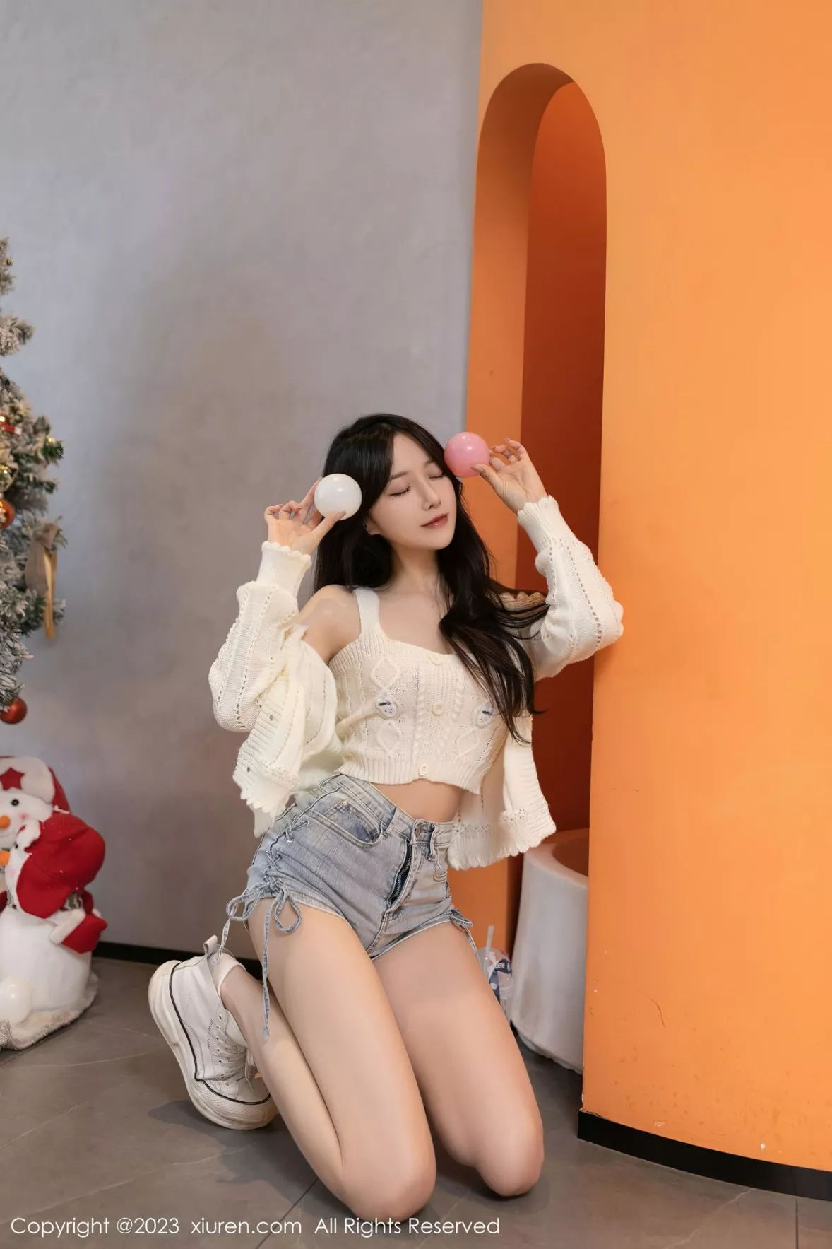 秀人集.com_[XiuRen秀人网]No.6216_模特鱼子酱Fish白上衣配性感牛仔短裤半脱秀完美身材诱惑写真78P