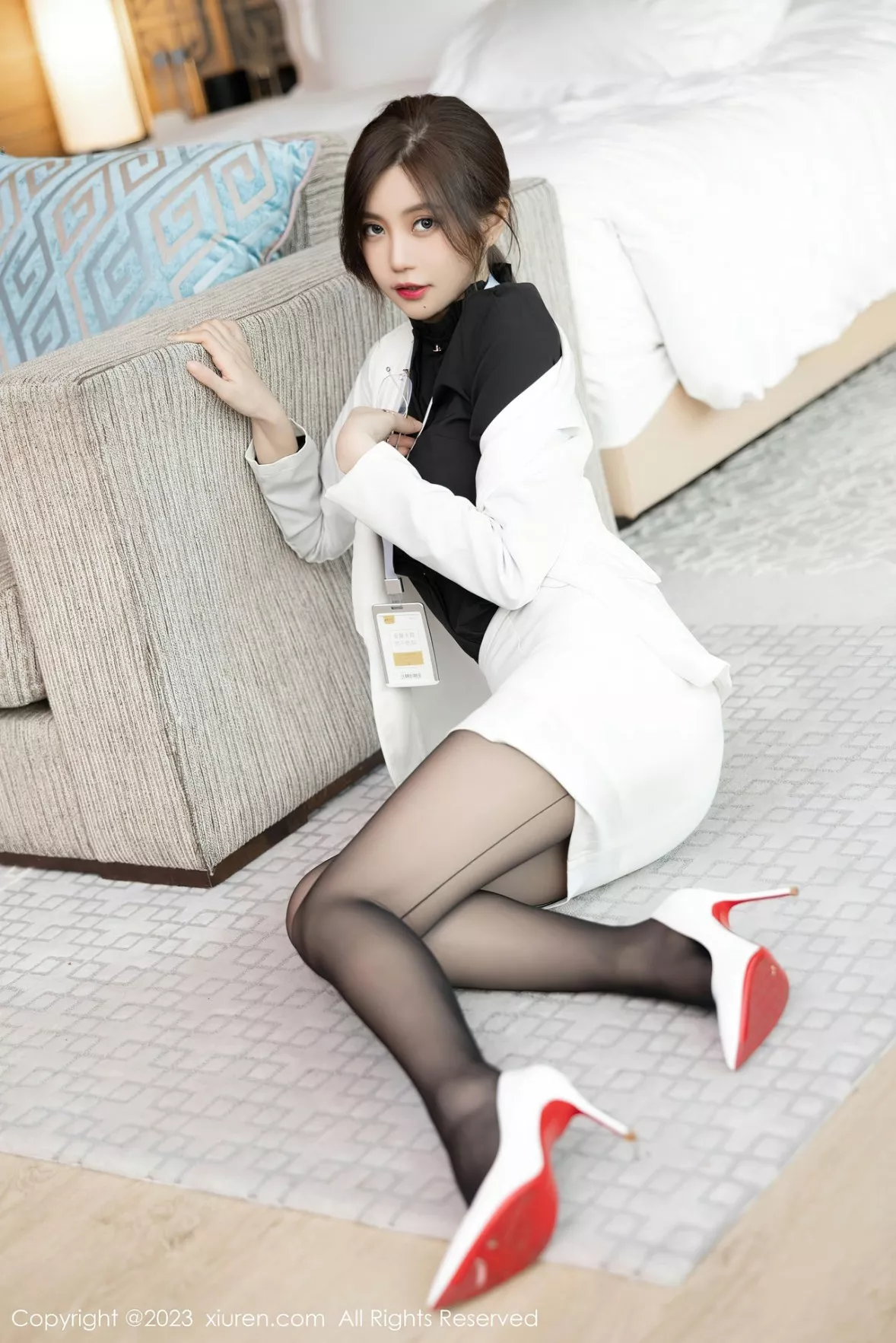 秀人集.com_[XiuRen秀人网]No.6214_女神绮里嘉ula江浙沪旅拍脱白色OL制服露白色蕾丝内衣诱惑写真86P