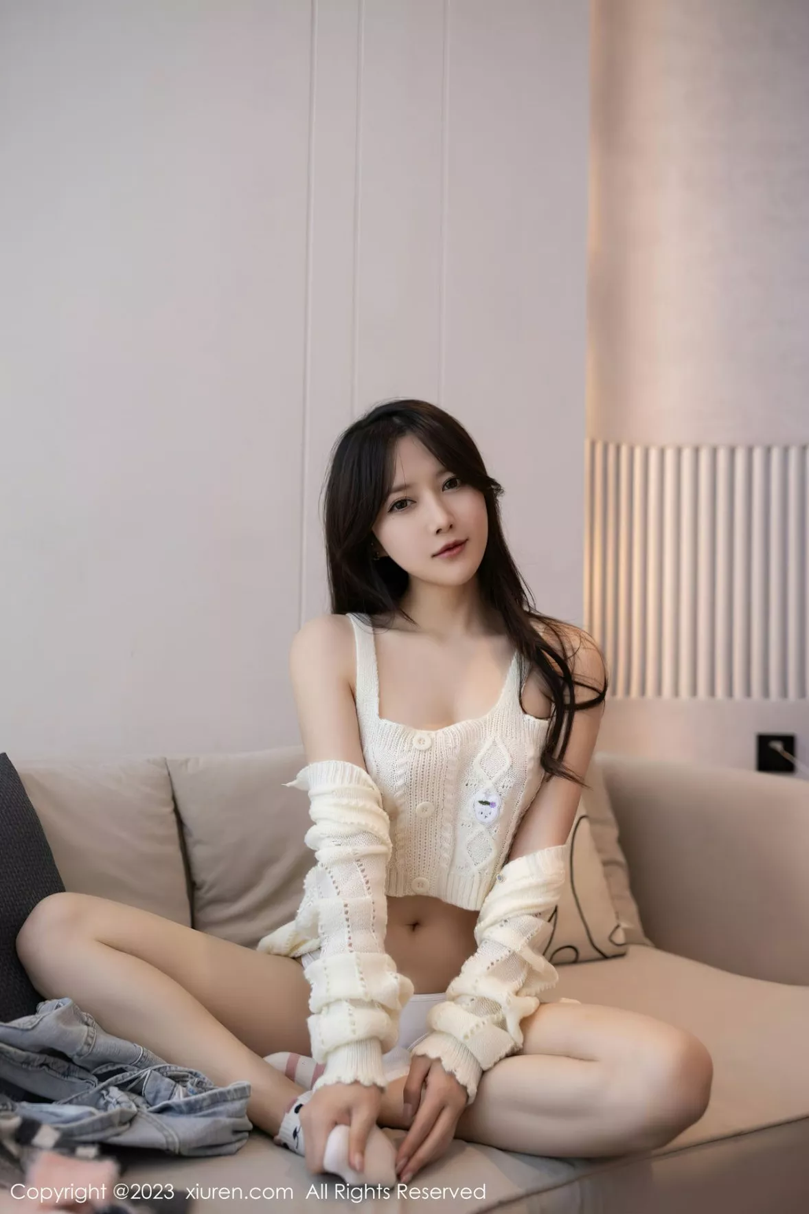 秀人集.com_[XiuRen秀人网]No.6216_模特鱼子酱Fish白上衣配性感牛仔短裤半脱秀完美身材诱惑写真78P