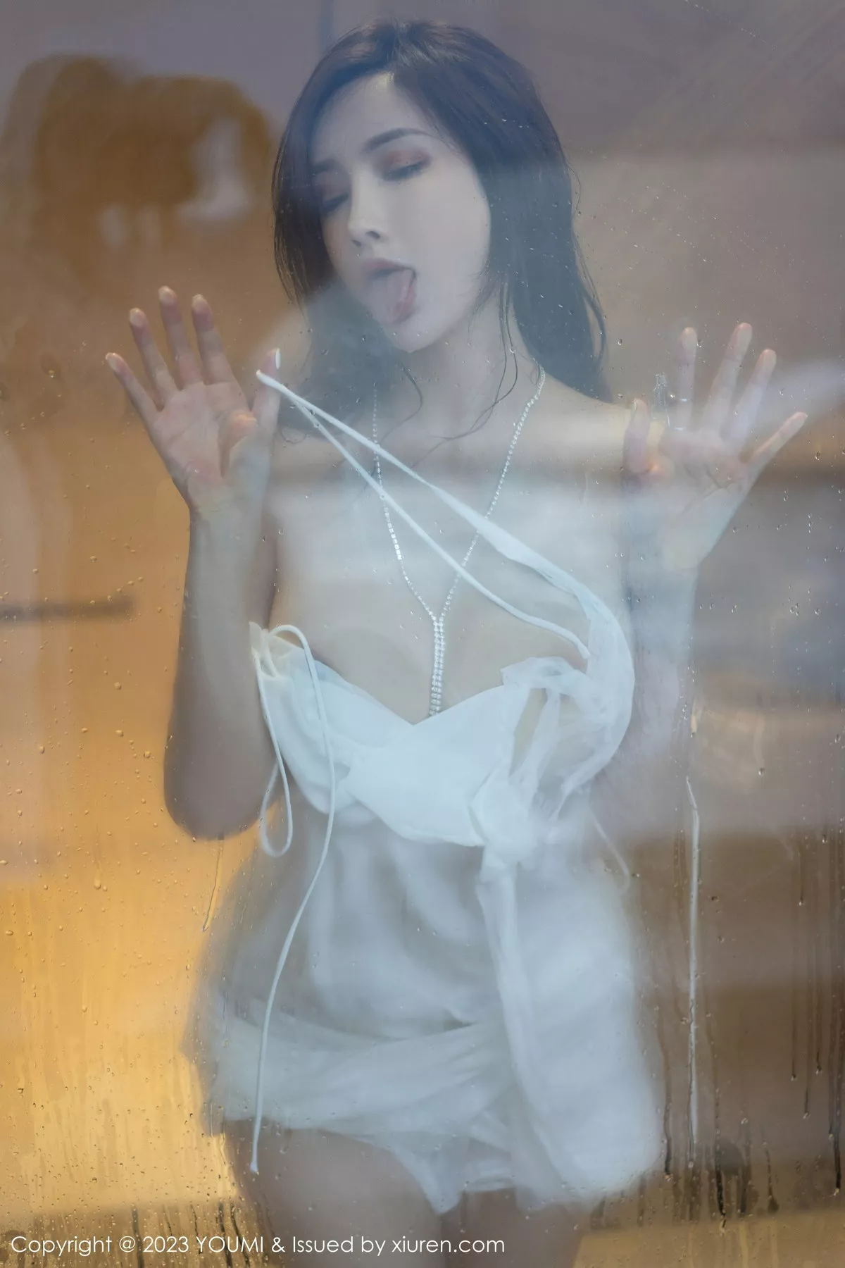 秀人集.com_[YouMi尤蜜荟]Vol.897_女神Carol周妍希泳池性感白色吊带长裙湿身秀完美身材诱惑写真74P