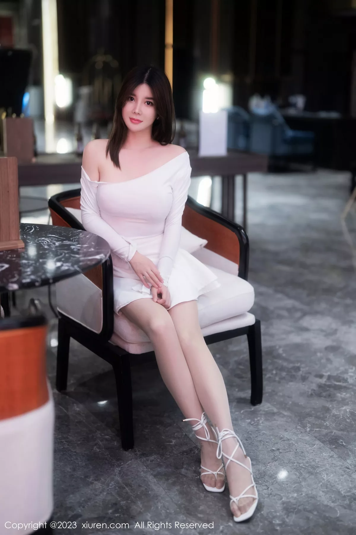 秀人集.com_[XiuRen秀人网]No.6218_模特周jojobaby性感露肩白裙配超薄无内肉丝秀惹火身材诱惑写真60P