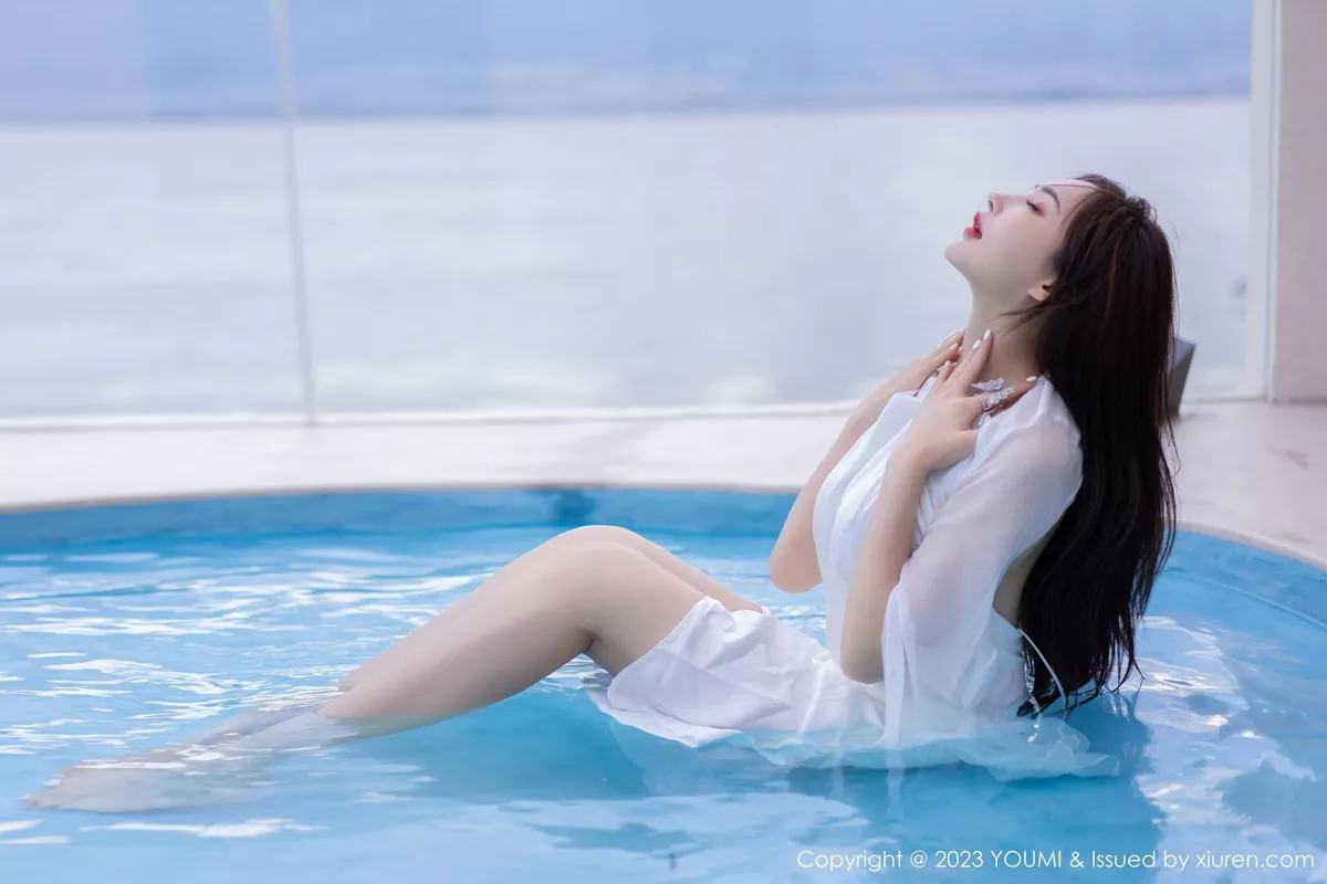 秀人集.com_[YouMi尤蜜荟]Vol.897_女神Carol周妍希泳池性感白色吊带长裙湿身秀完美身材诱惑写真74P