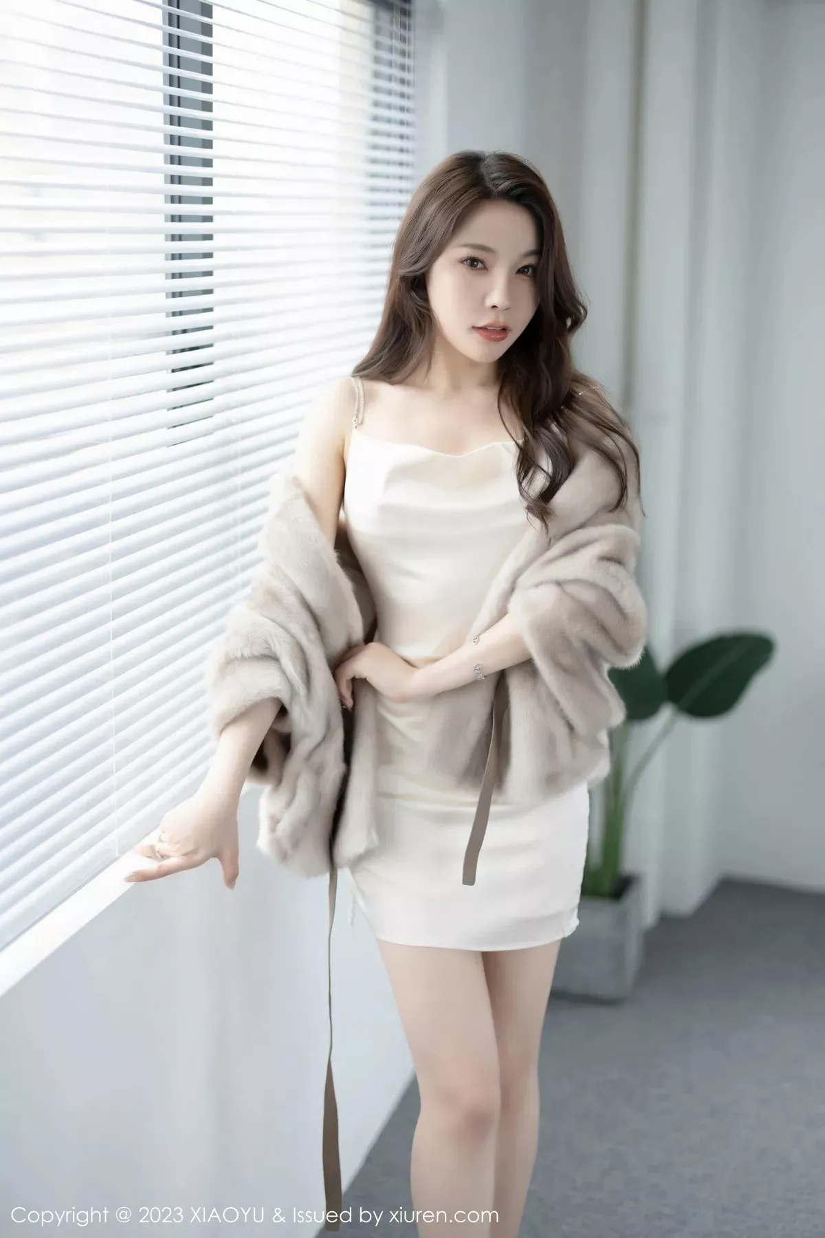 秀人集.com_[XiaoYu画语界]Vol.960_女神徐莉芝Booty性感米色吊带裙配原色丝袜秀娇美身段迷人写真85P