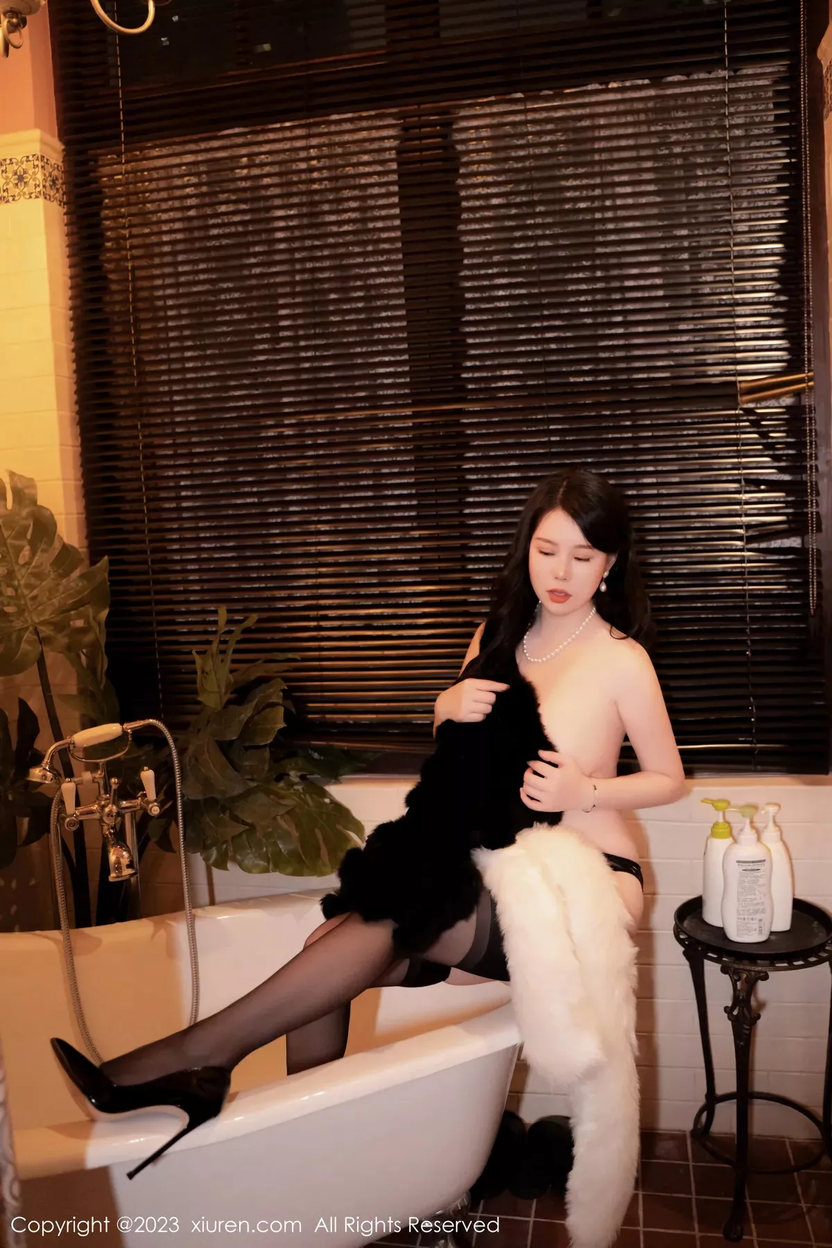 秀人集.com_[XiuRen秀人网]No.6225_模特白茹雪私房性感黑色毛衣配黑丝吊袜秀丰腴身材诱惑写真60P