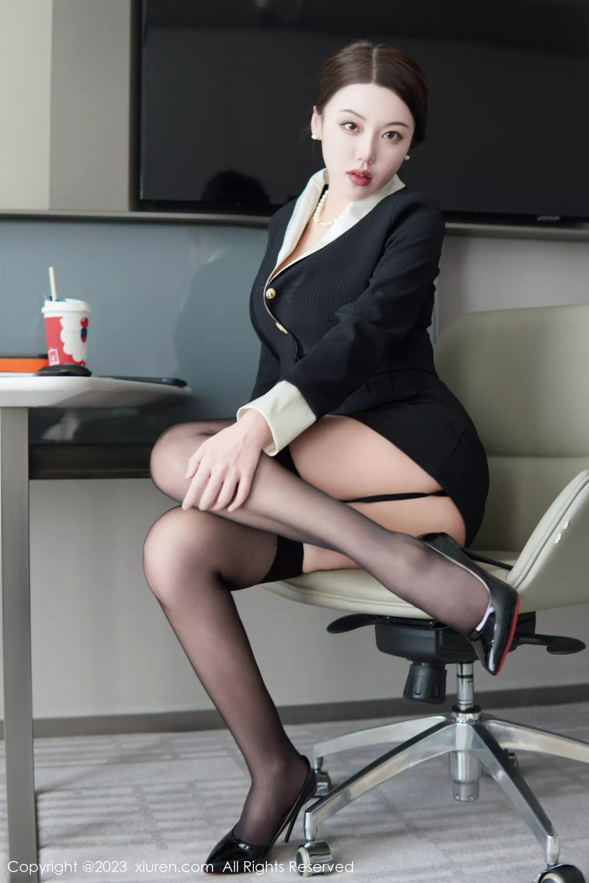 秀人集.com_[XiuRen秀人网]No.6231_模特米娜MnaL性感OL装扮半脱露蕾丝内衣配黑丝吊袜诱惑写真83P