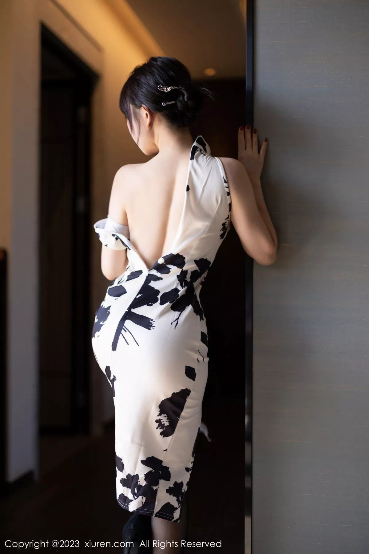 秀人集.com_[XiuRen秀人网]No.6241_模特波巧酱脱白色带图案旗袍露性感黑色蕾丝内衣迷人诱惑写真88P