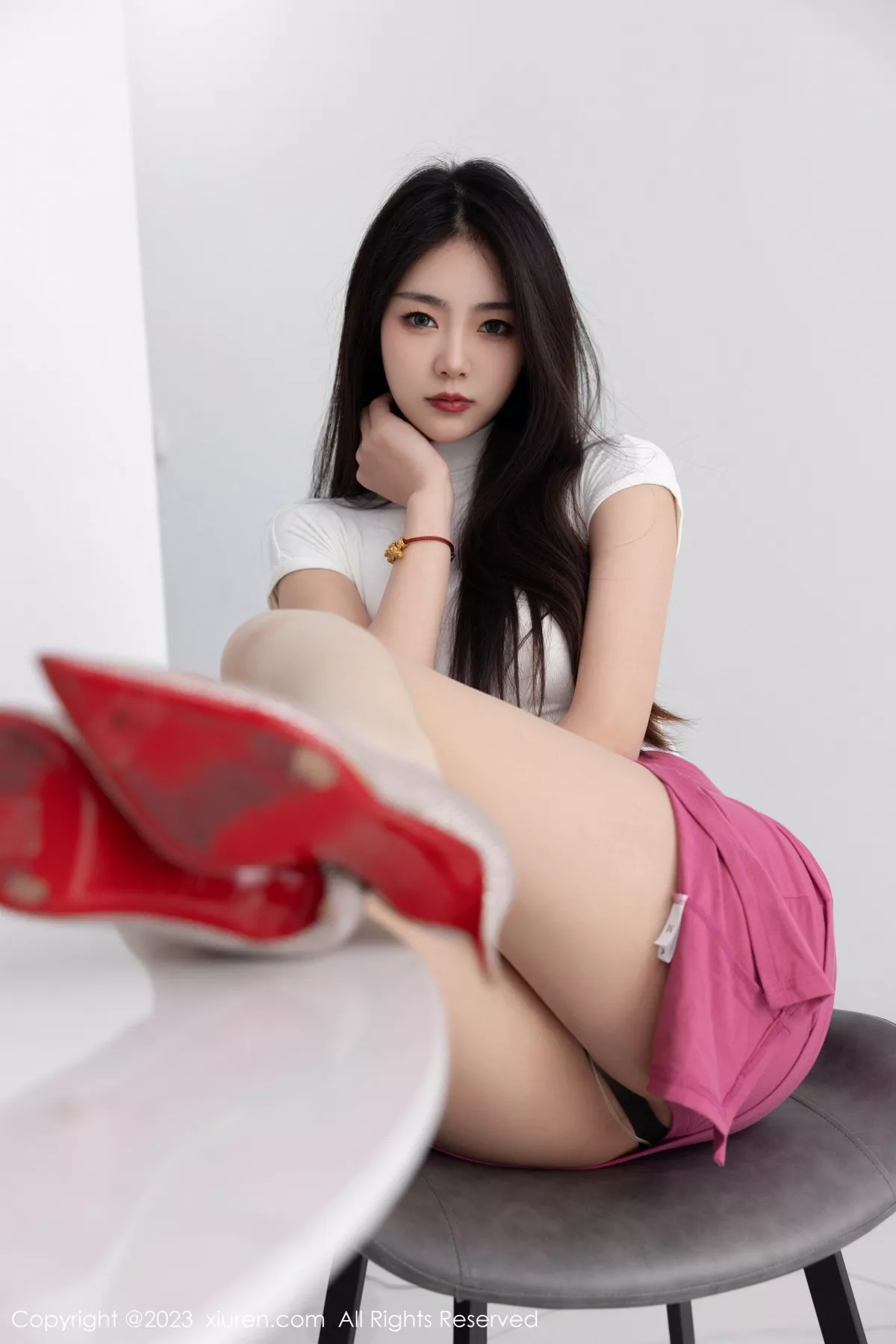 秀人集.com_[XiuRen秀人网]No.6239_模特可乐Vicky性感白色收身衣配红短裙超薄肉丝秀美腿诱惑写真77P