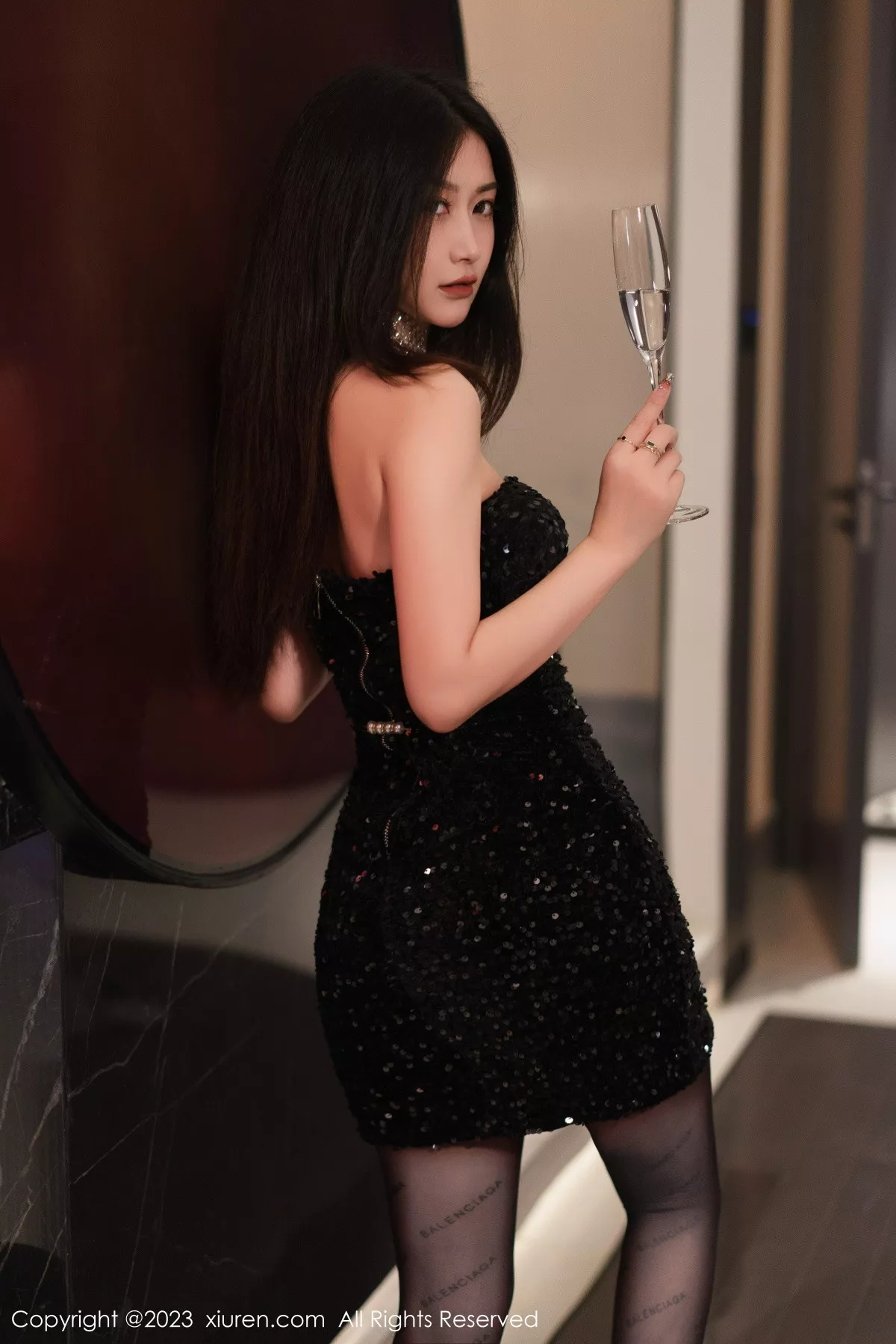 秀人集.com_[XiuRen秀人网]No.6244_模特laura阿姣黑色露肩连衣短裙配超薄黑丝秀翘臀美腿诱惑写真90P