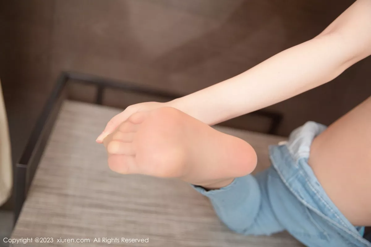 秀人集.com_[XiuRen秀人网]No.6250_模特是小逗逗白色轻透衣配牛仔裤半脱露丁字裤秀翘臀诱惑写真87P