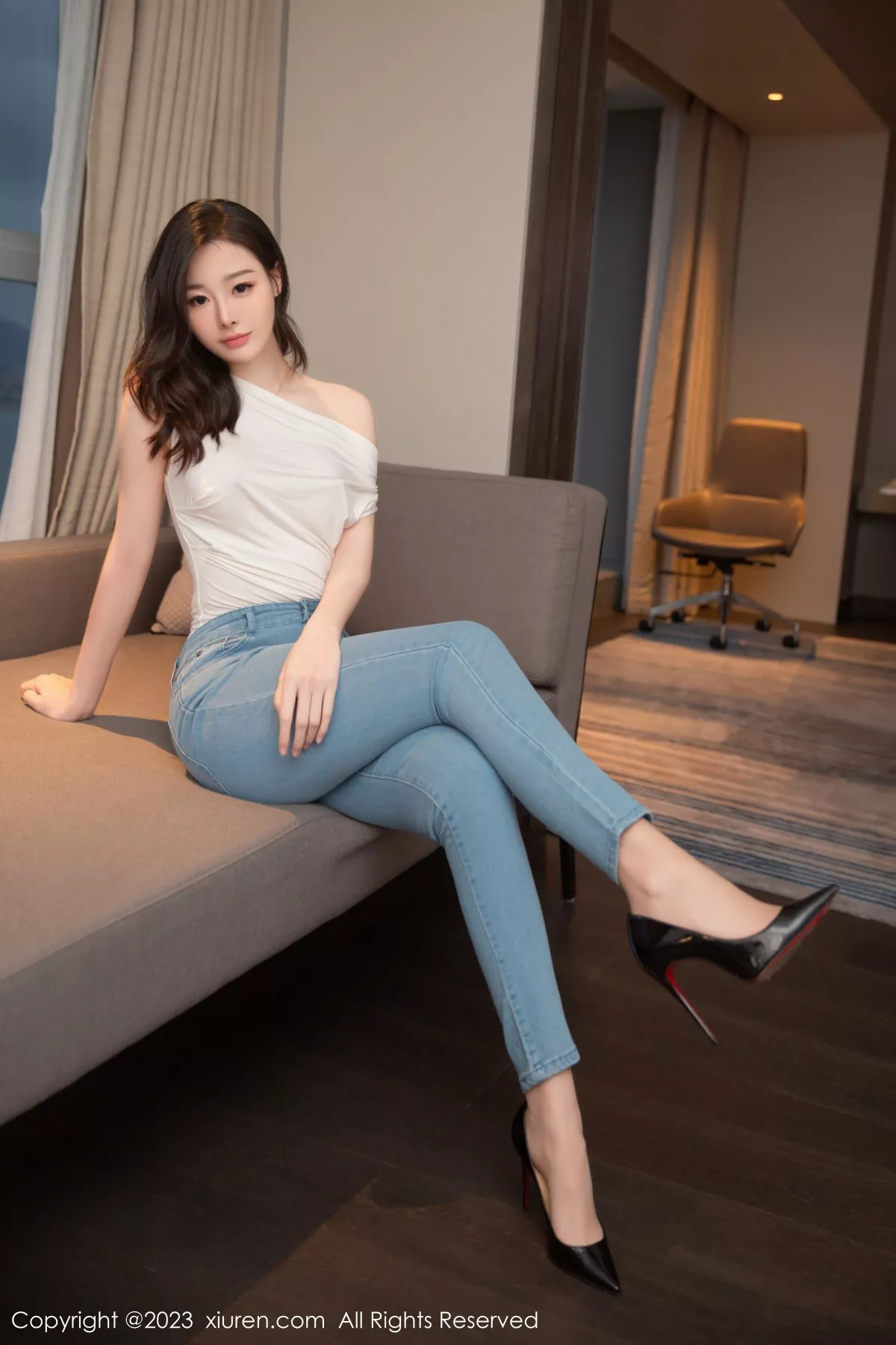 秀人集.com_[XiuRen秀人网]No.6250_模特是小逗逗白色轻透衣配牛仔裤半脱露丁字裤秀翘臀诱惑写真87P