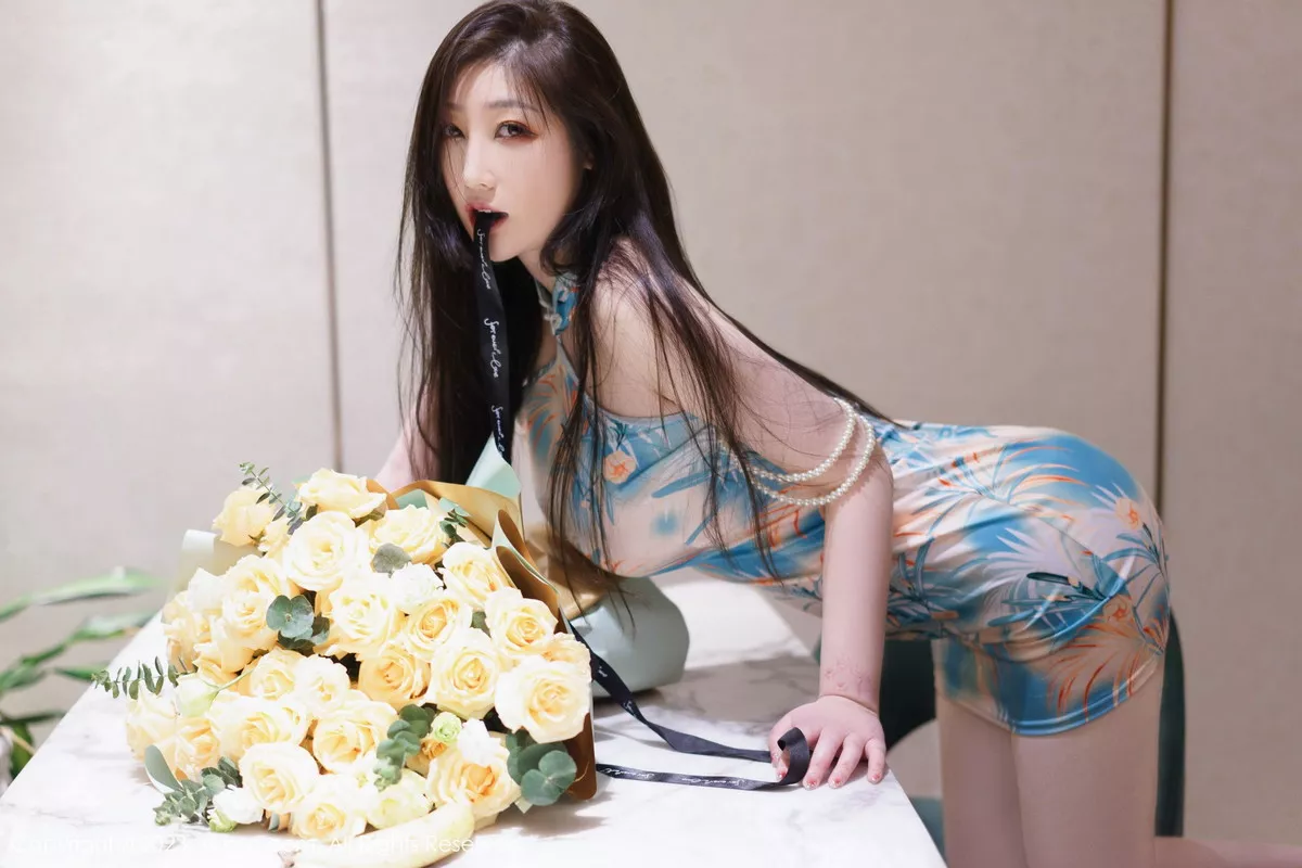 秀人集.com_[XiuRen秀人网]No.6249_女神妲己_Toxic私房性感浅色露肩连衣短裙秀雪峰美臀诱惑写真85P