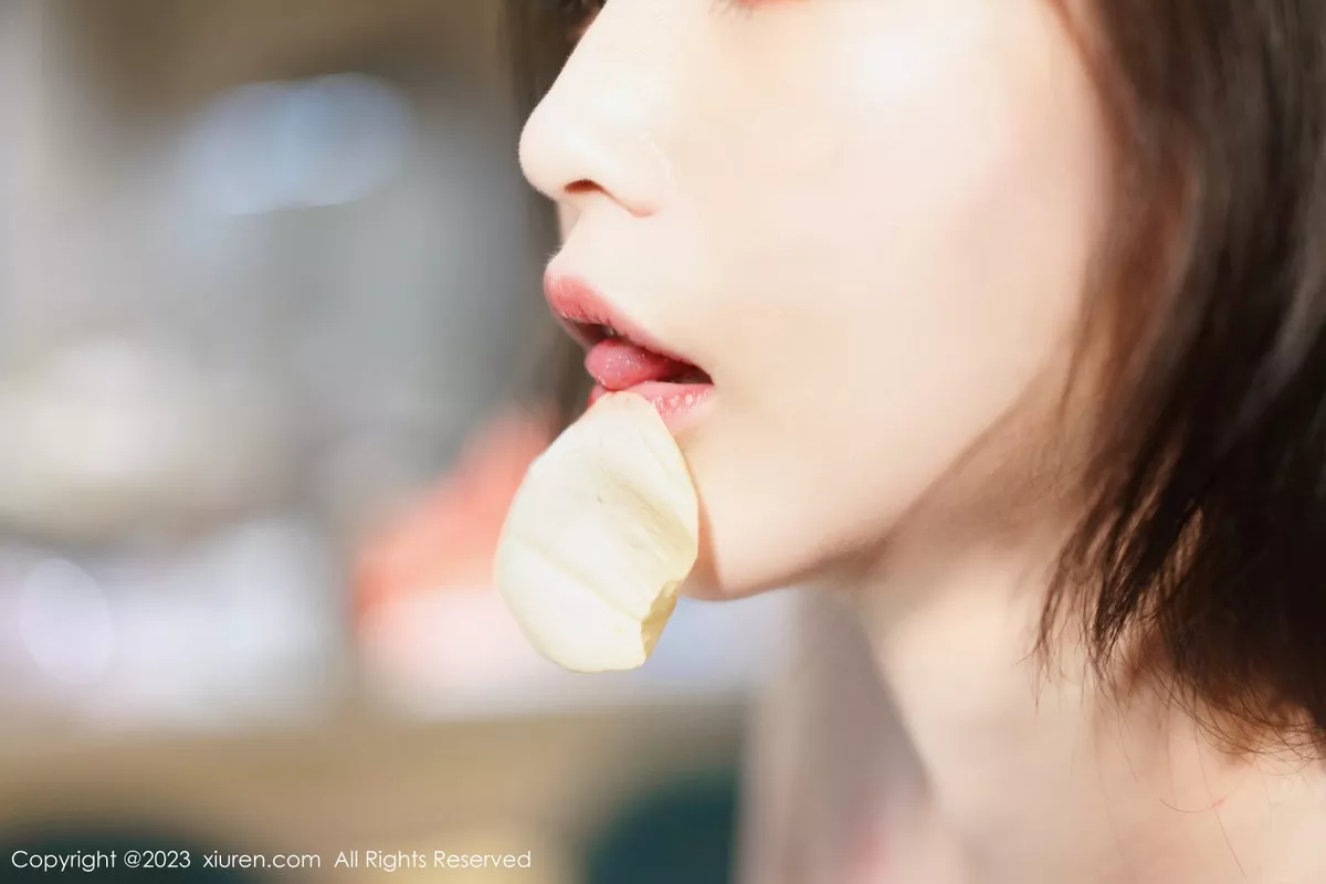 秀人集.com_[XiuRen秀人网]No.6249_女神妲己_Toxic私房性感浅色露肩连衣短裙秀雪峰美臀诱惑写真85P