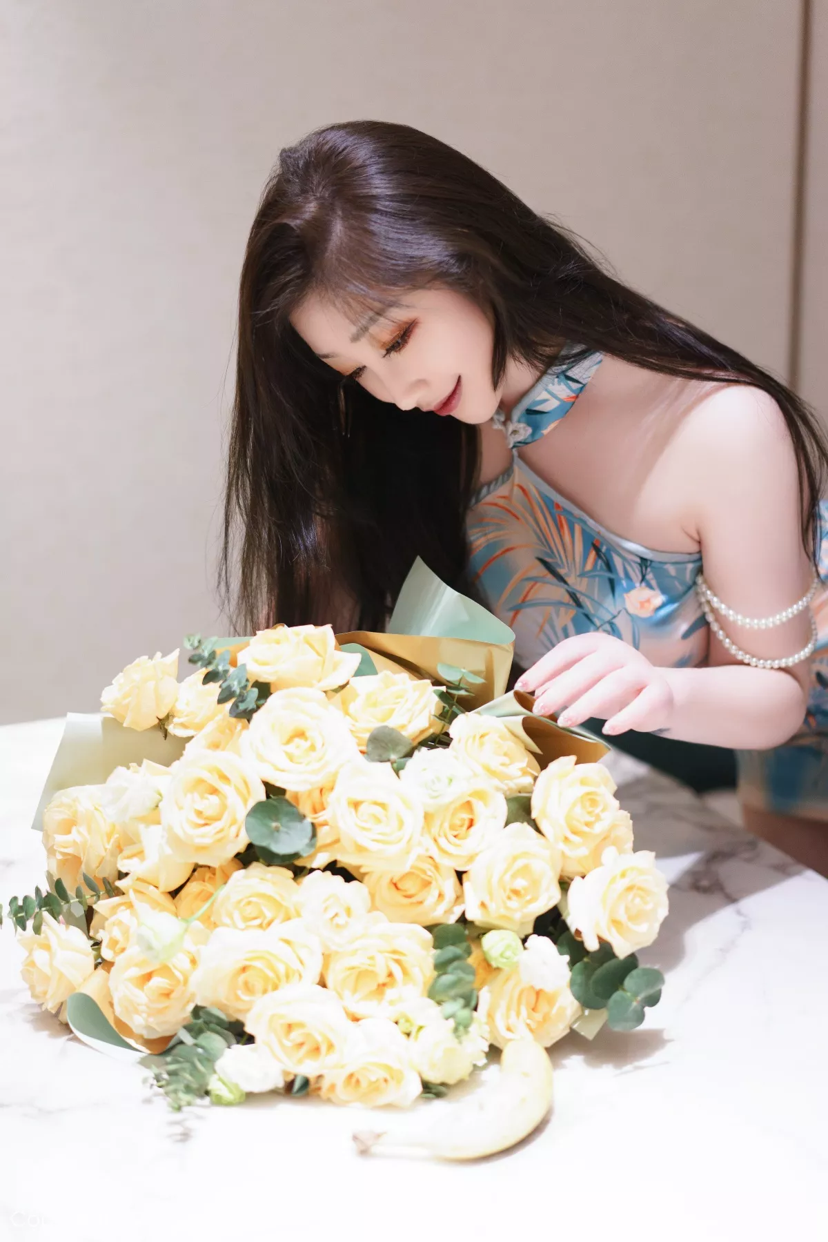 秀人集.com_[XiuRen秀人网]No.6249_女神妲己_Toxic私房性感浅色露肩连衣短裙秀雪峰美臀诱惑写真85P