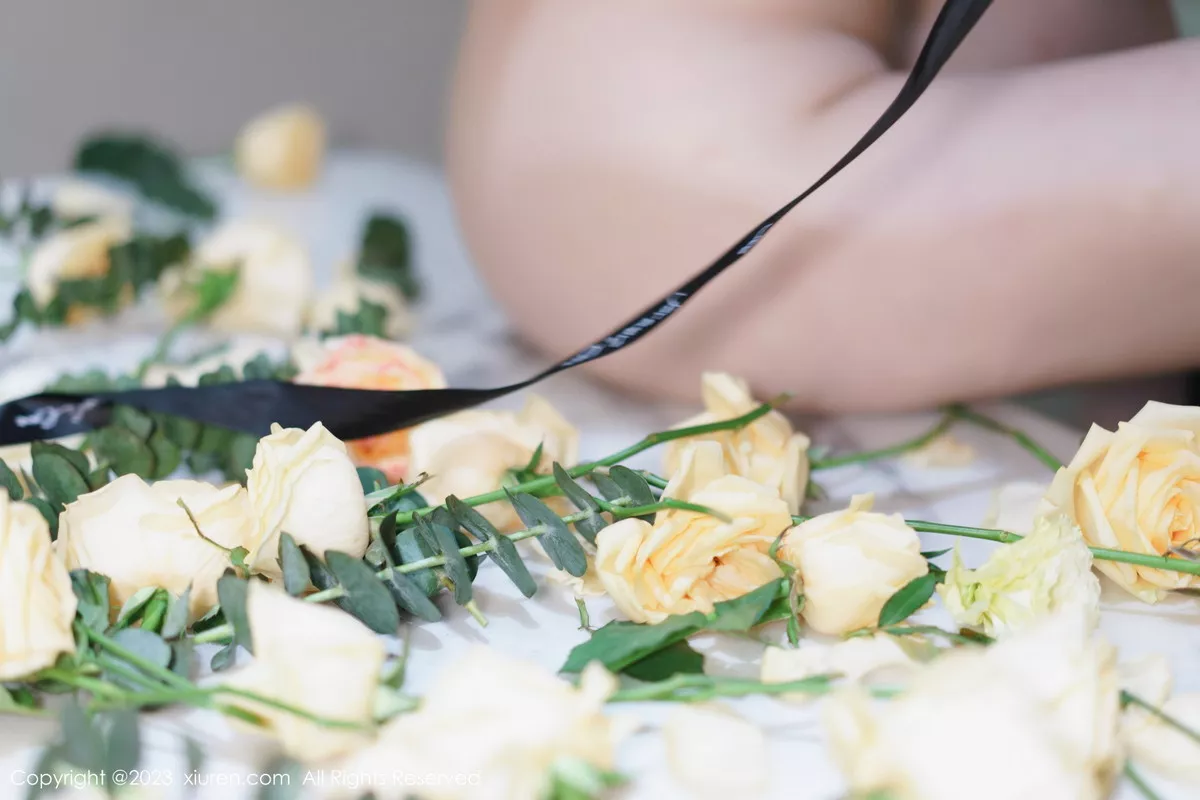 秀人集.com_[XiuRen秀人网]No.6249_女神妲己_Toxic私房性感浅色露肩连衣短裙秀雪峰美臀诱惑写真85P