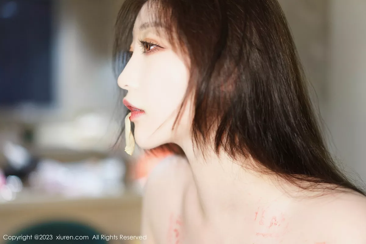 秀人集.com_[XiuRen秀人网]No.6249_女神妲己_Toxic私房性感浅色露肩连衣短裙秀雪峰美臀诱惑写真85P