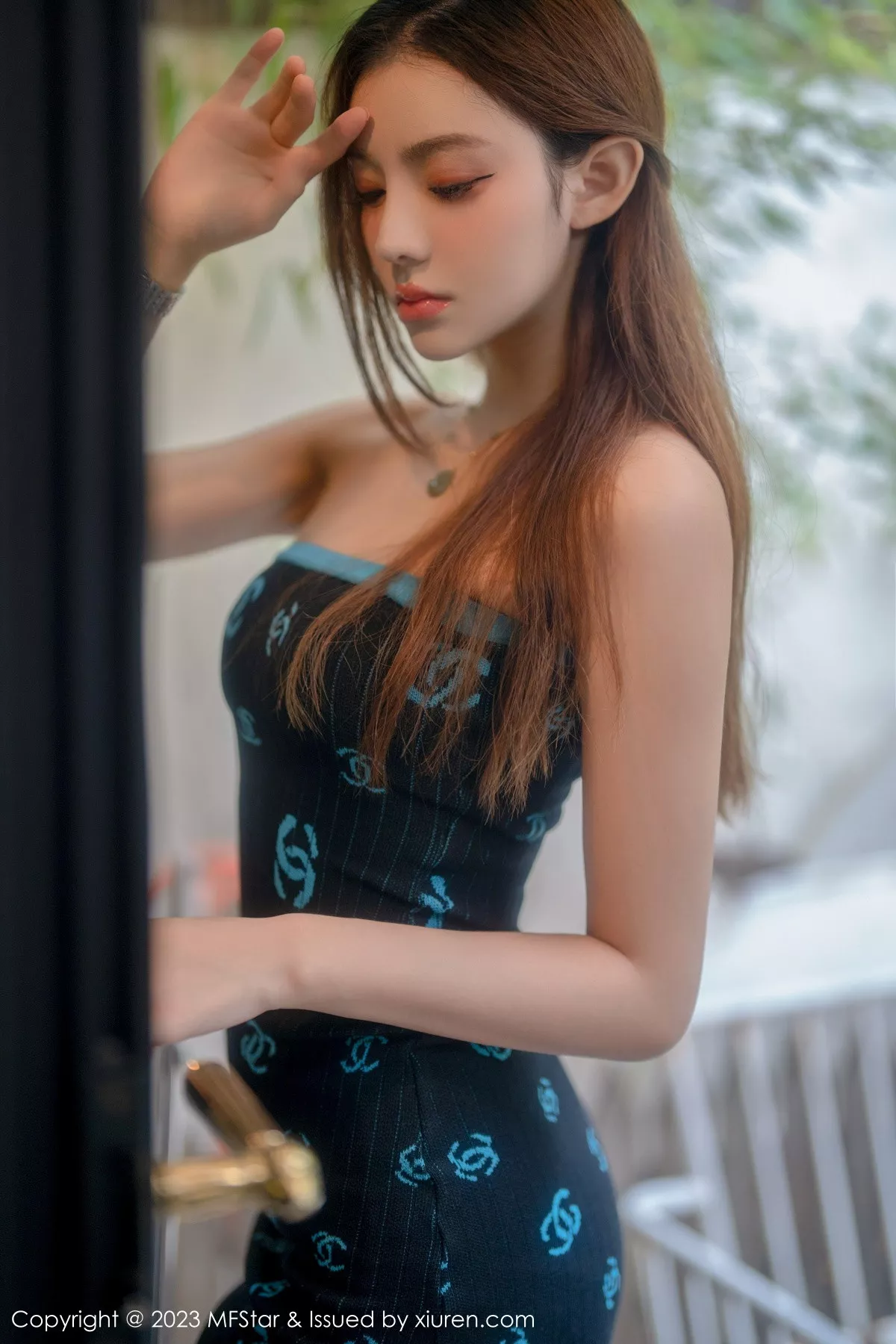 秀人集.com_[MFStar模范学院]Vol.586_新人模特加朵babe深色露肩连衣短裙秀魔鬼般凹凸身材诱惑写真73P