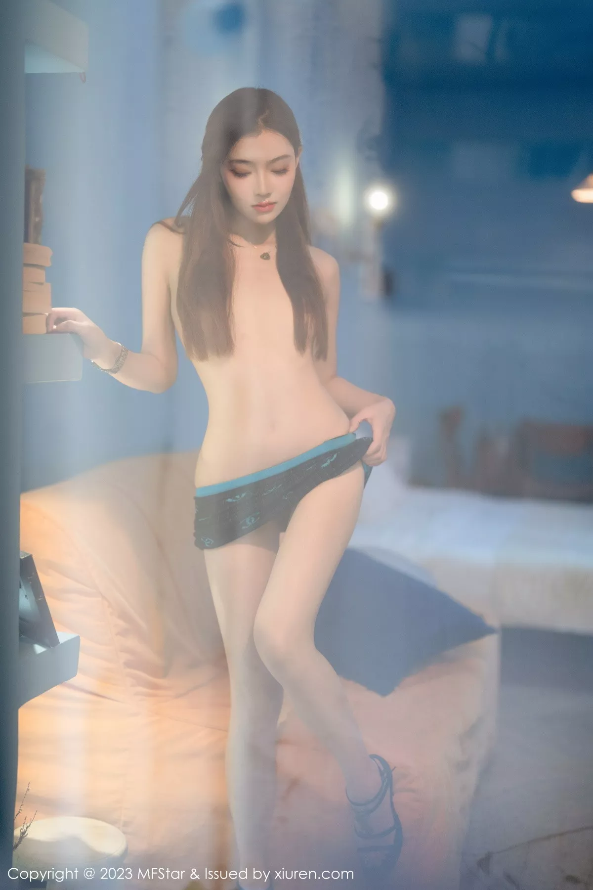 秀人集.com_[MFStar模范学院]Vol.586_新人模特加朵babe深色露肩连衣短裙秀魔鬼般凹凸身材诱惑写真73P