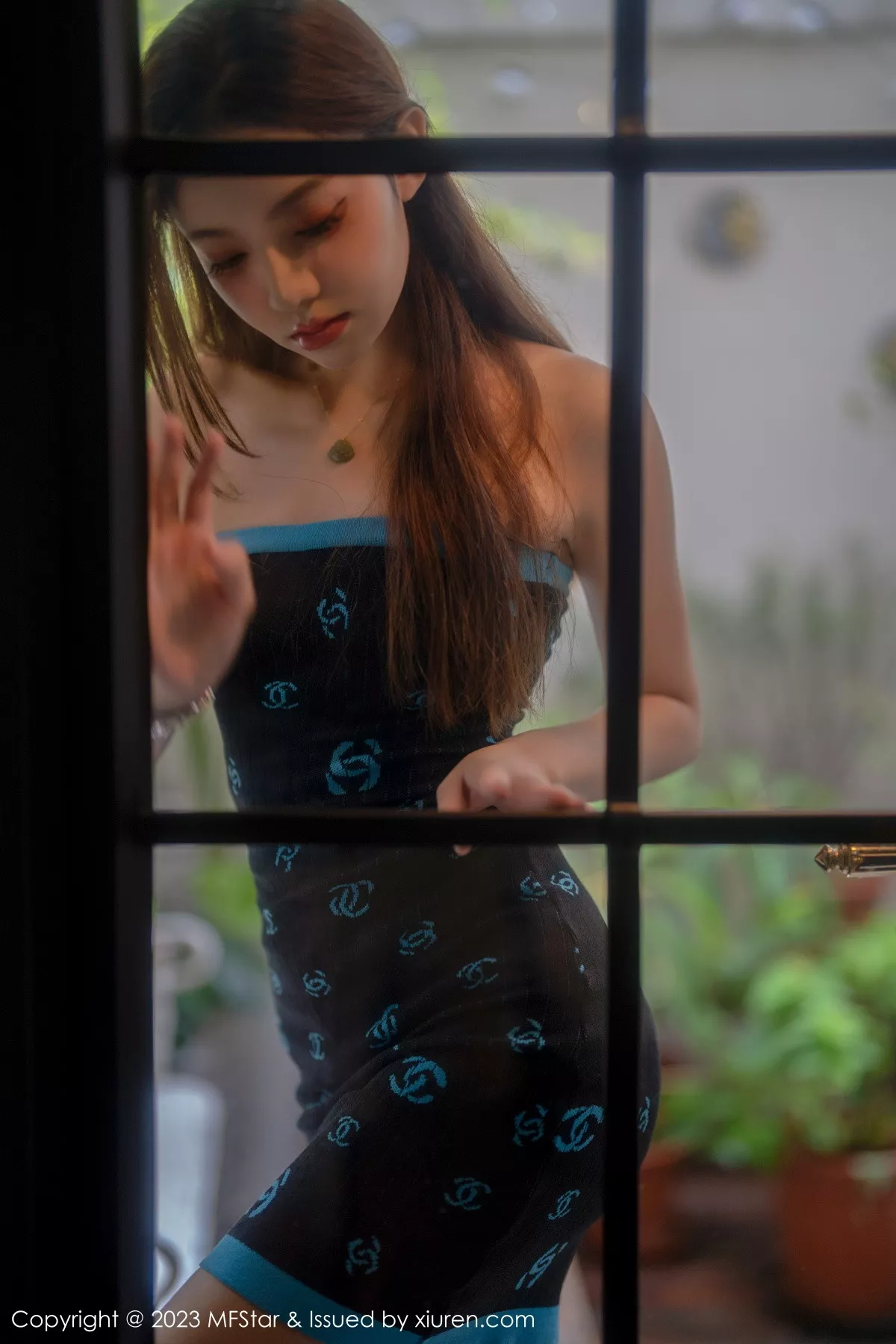 秀人集.com_[MFStar模范学院]Vol.586_新人模特加朵babe深色露肩连衣短裙秀魔鬼般凹凸身材诱惑写真73P