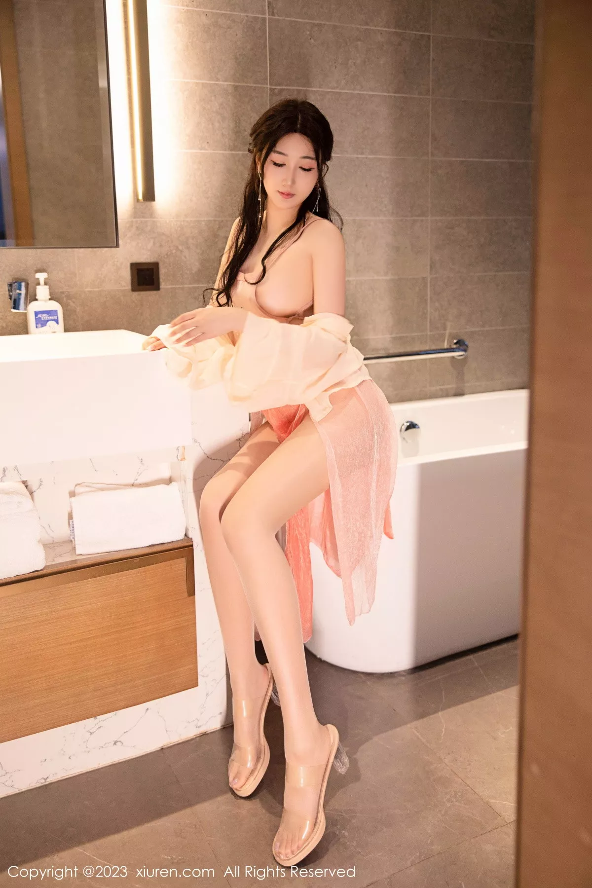 秀人集.com_[XiuRen秀人网]No.6262_模特江真真浴室场景橙色古装服饰秀圆润丰腴身材惹火诱惑写真70P
