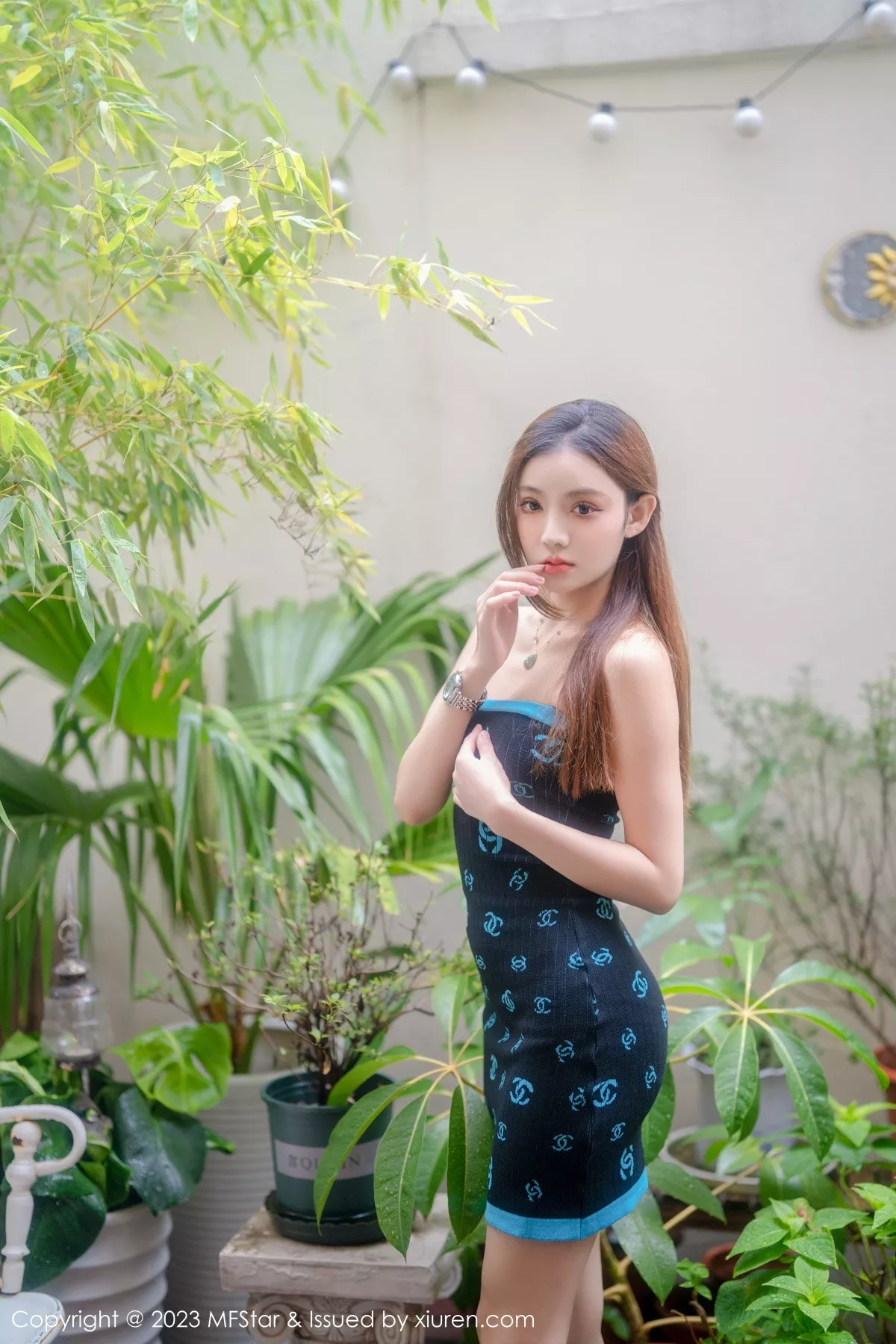 秀人集.com_[MFStar模范学院]Vol.586_新人模特加朵babe深色露肩连衣短裙秀魔鬼般凹凸身材诱惑写真73P