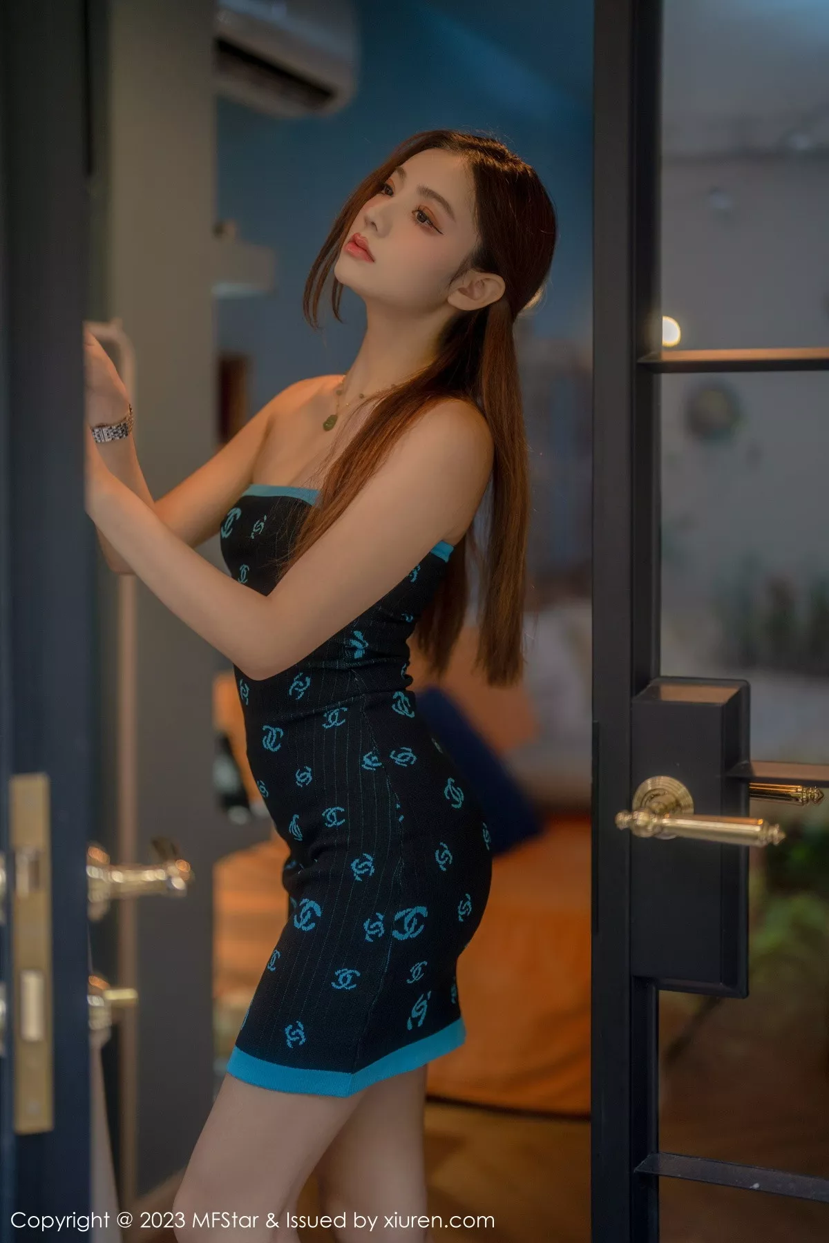 秀人集.com_[MFStar模范学院]Vol.586_新人模特加朵babe深色露肩连衣短裙秀魔鬼般凹凸身材诱惑写真73P