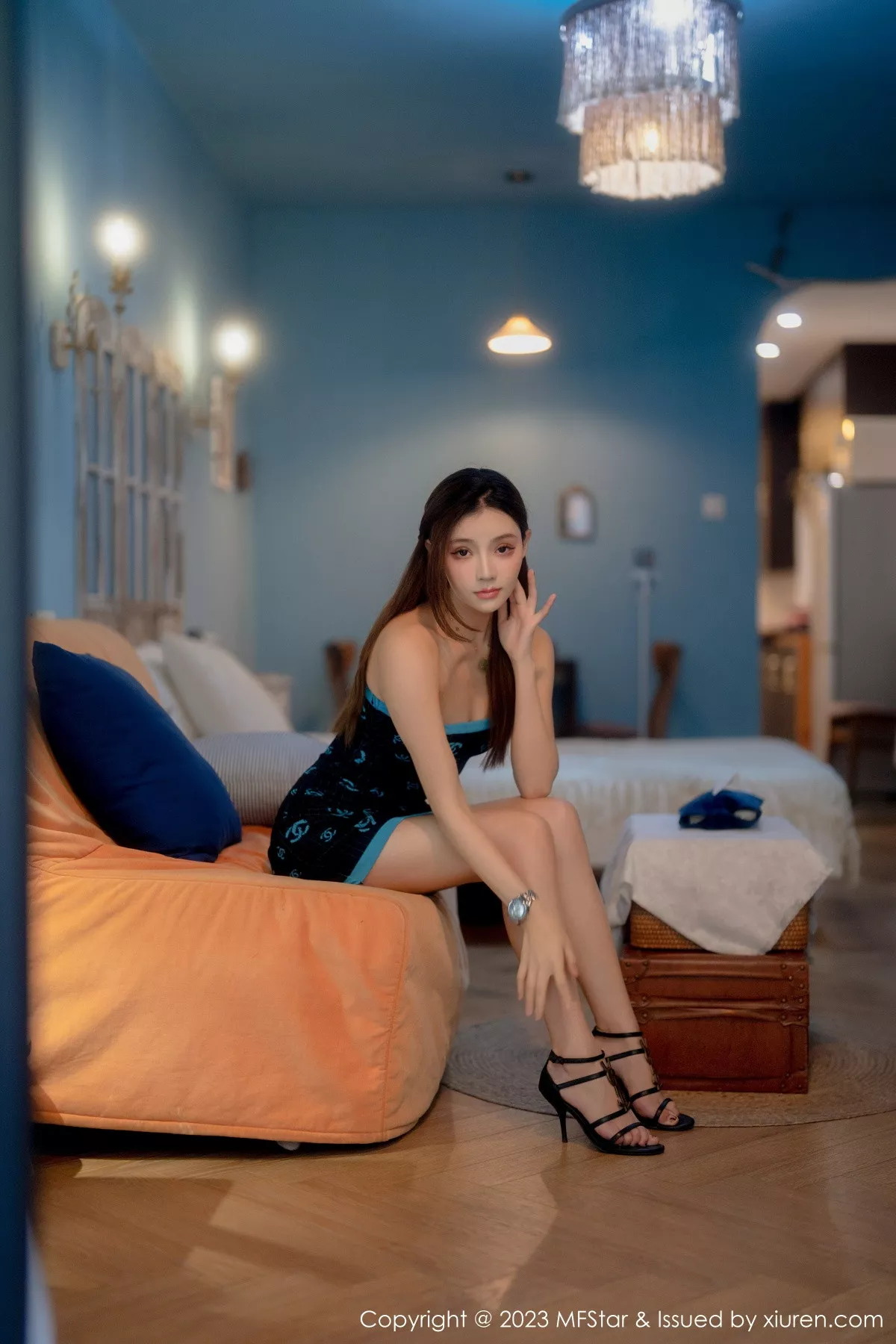 秀人集.com_[MFStar模范学院]Vol.586_新人模特加朵babe深色露肩连衣短裙秀魔鬼般凹凸身材诱惑写真73P