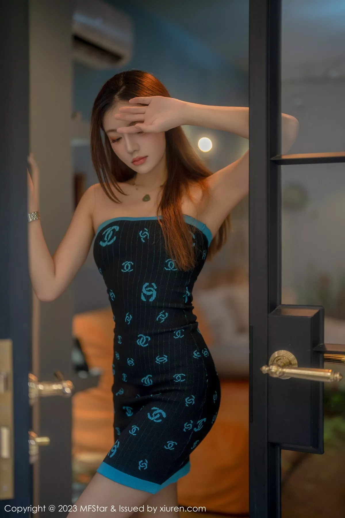 秀人集.com_[MFStar模范学院]Vol.586_新人模特加朵babe深色露肩连衣短裙秀魔鬼般凹凸身材诱惑写真73P