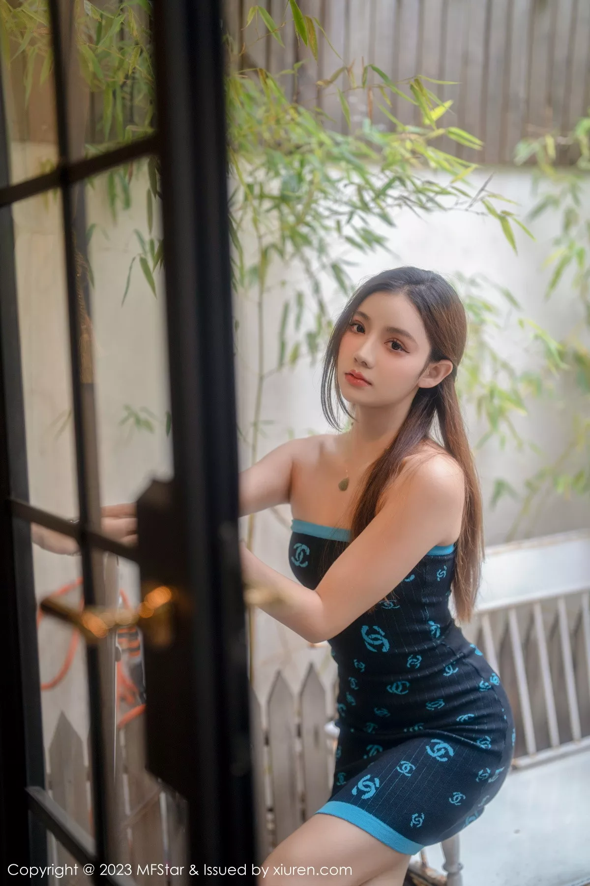 秀人集.com_[MFStar模范学院]Vol.586_新人模特加朵babe深色露肩连衣短裙秀魔鬼般凹凸身材诱惑写真73P